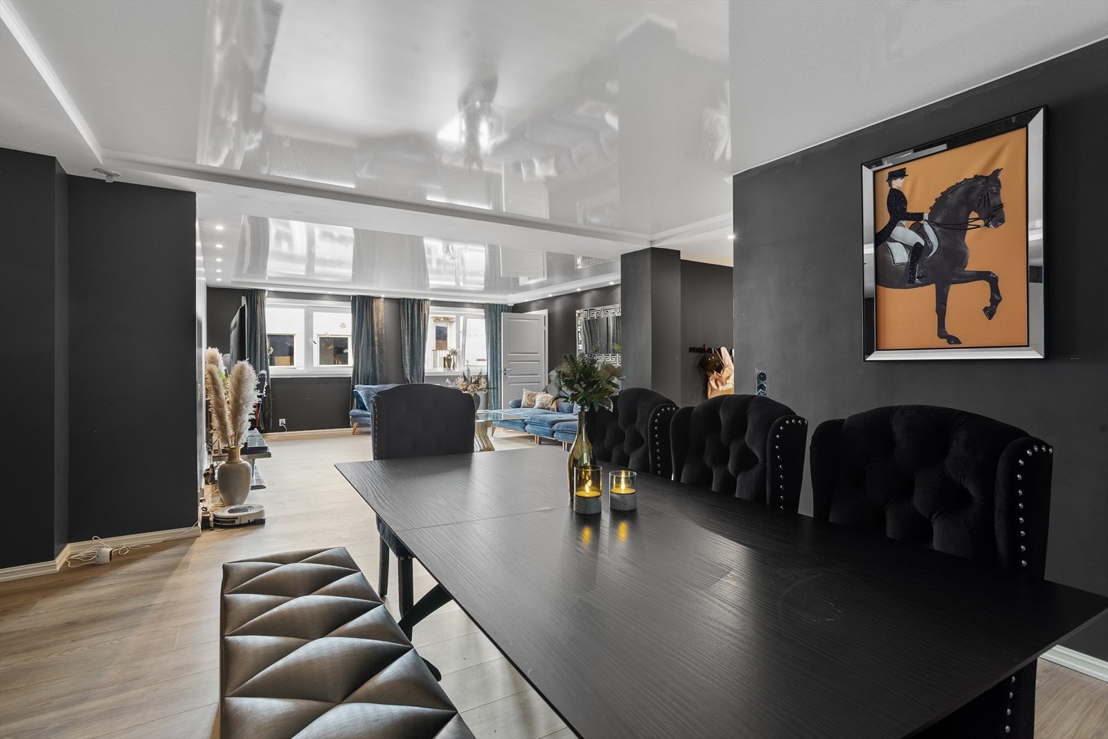 Seksjon 2. Her er det god plass til en stor spisestue i tilknytning til stuen. Galleribilde