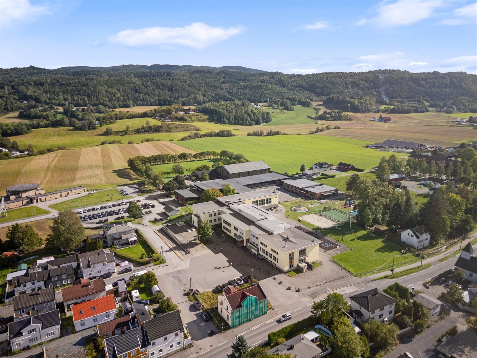 Vestfossen skole ligger sentralt plassert i bygda. Galleribilde