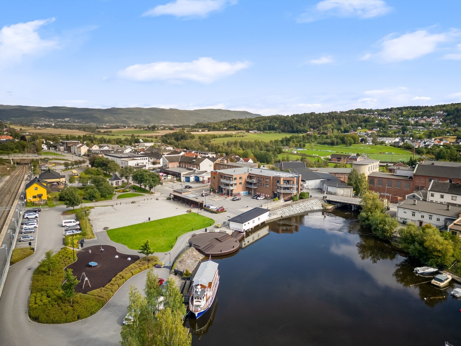 Vestfossen er kjent som "kulturhovedstaden", med blant annet Vestfossen Kunstlaboratorium ved elvebredden. Galleribilde