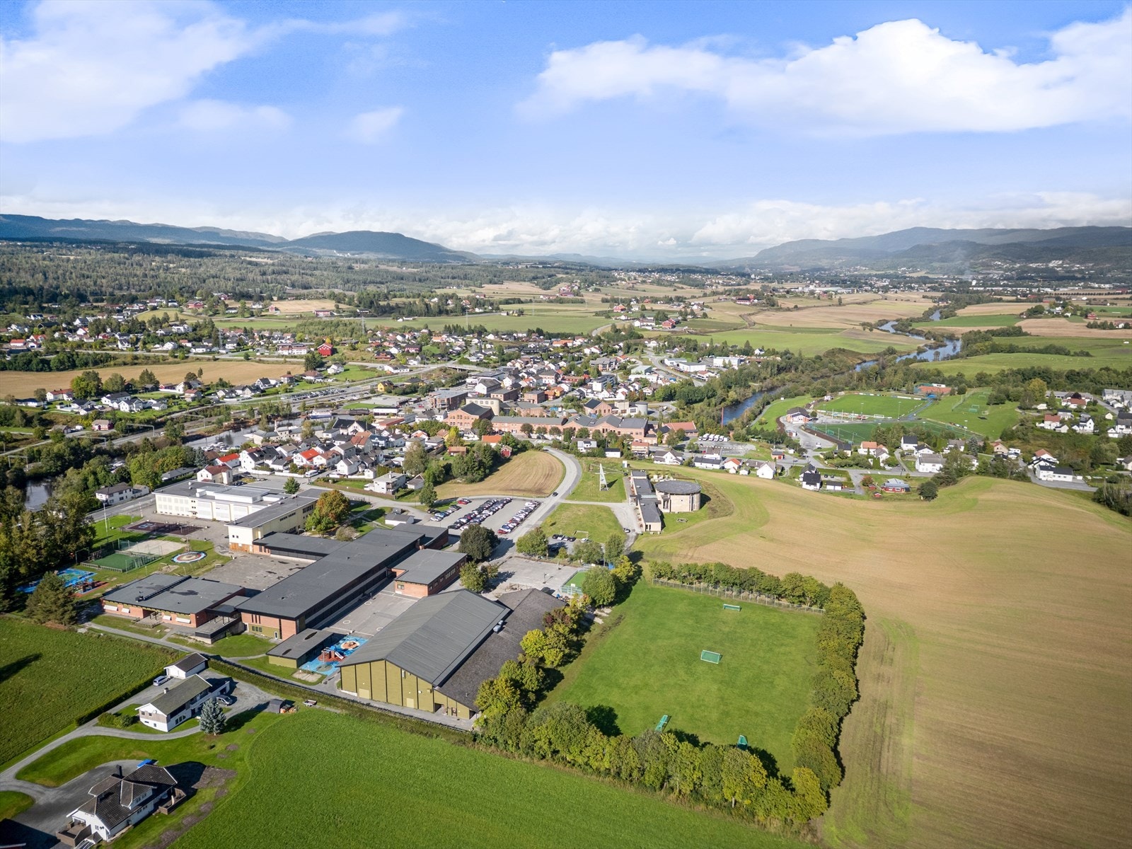 I nærområdet ligger både Vestfossen barneskole og ungdomsskole, kun en kort spasertur unna. Galleribilde