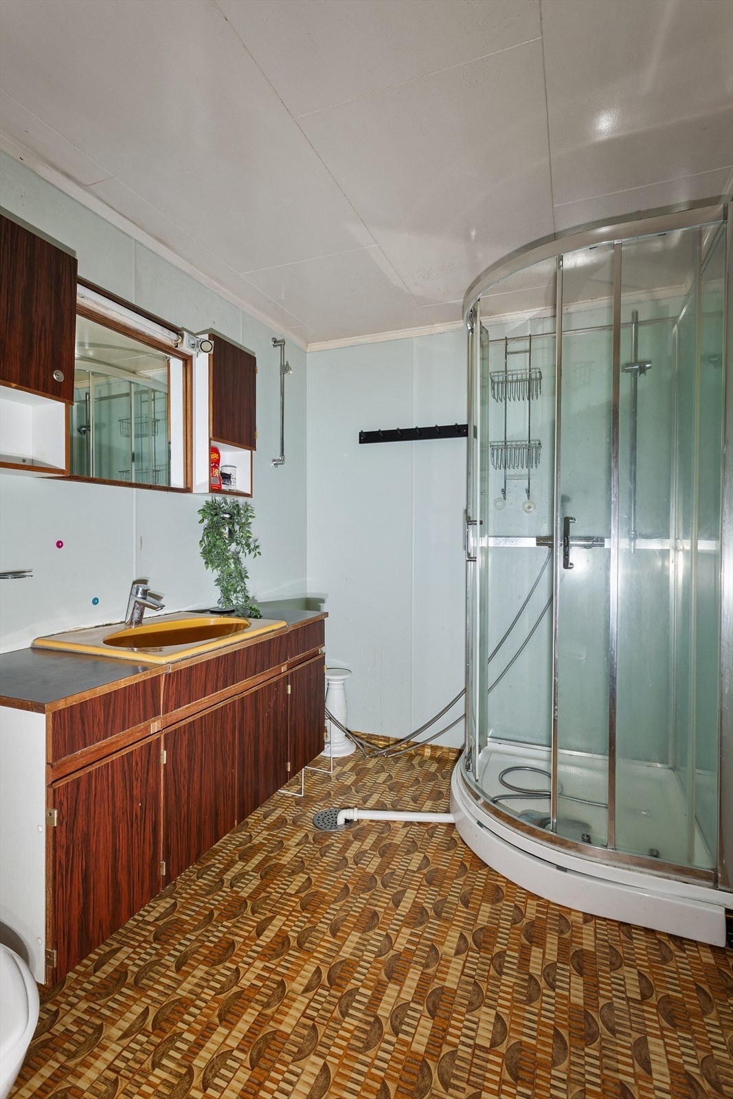 Badet i Seksjon 1. Badet har behov for rehabilitering. Galleribilde