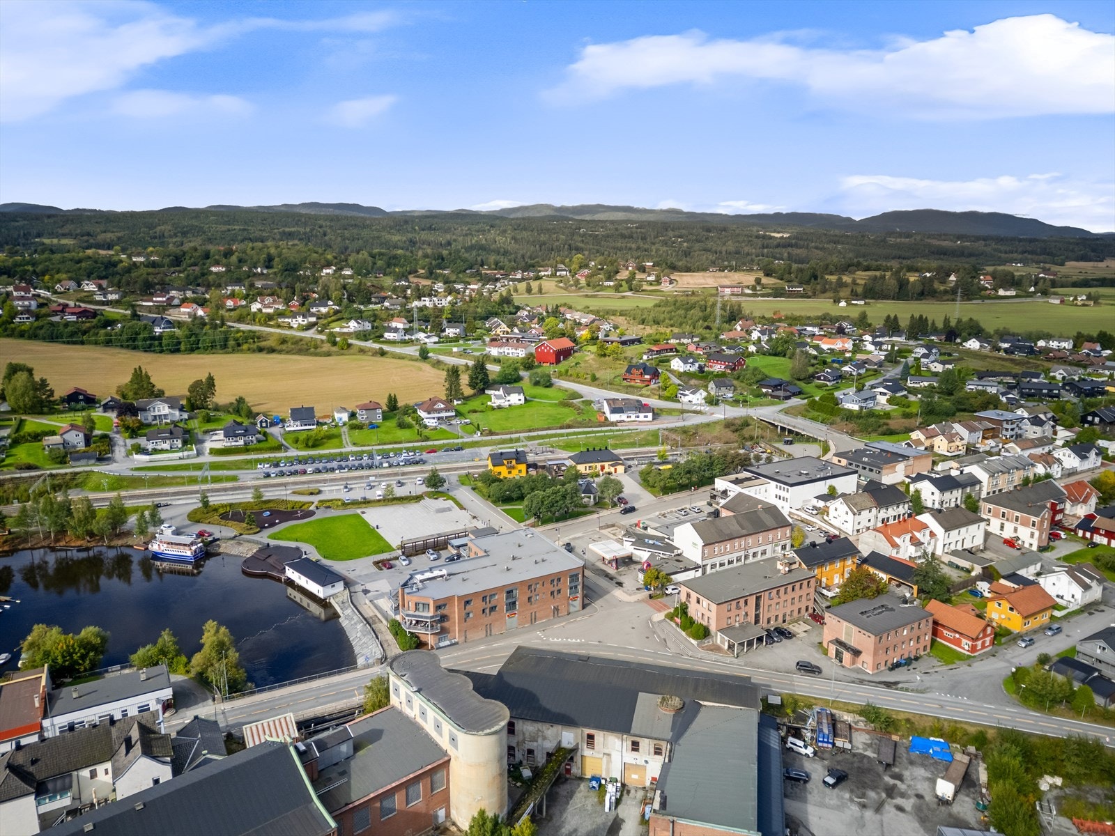 Elven og de omkringliggende grøntområdene gir gode rekreasjonsmuligheter. Galleribilde
