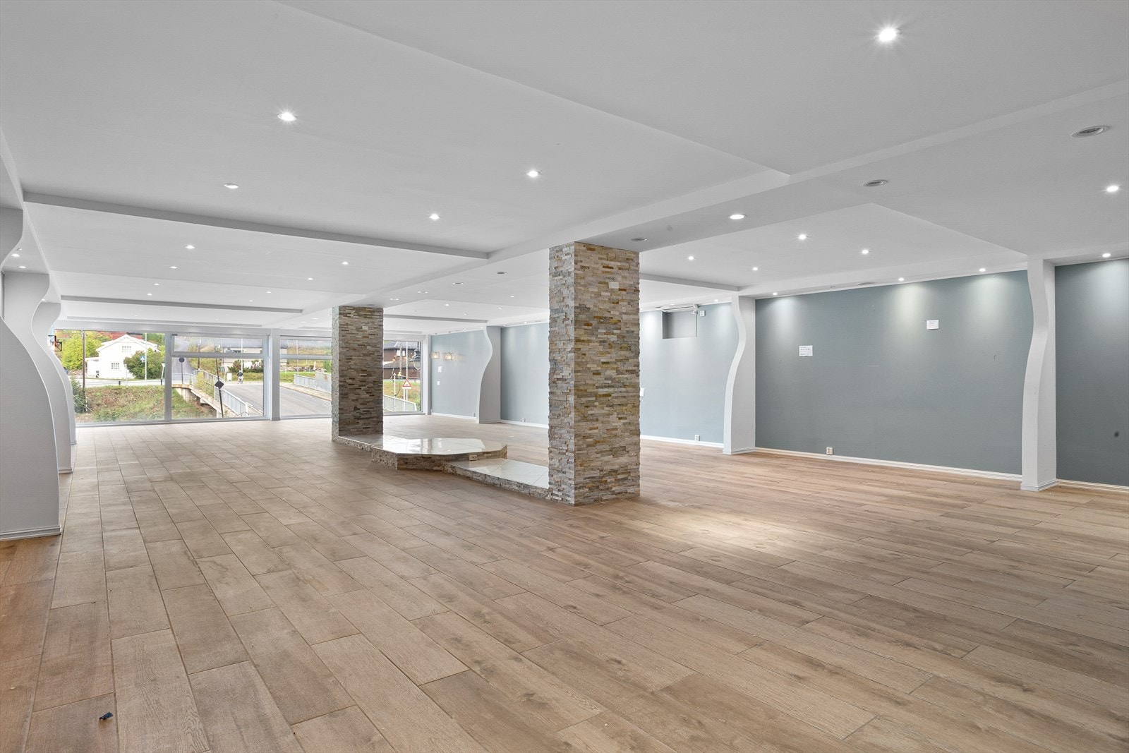 Seksjon 3: Lokalene er oppgradert med laminatgulv og nedsenket himling med downlights. Galleribilde
