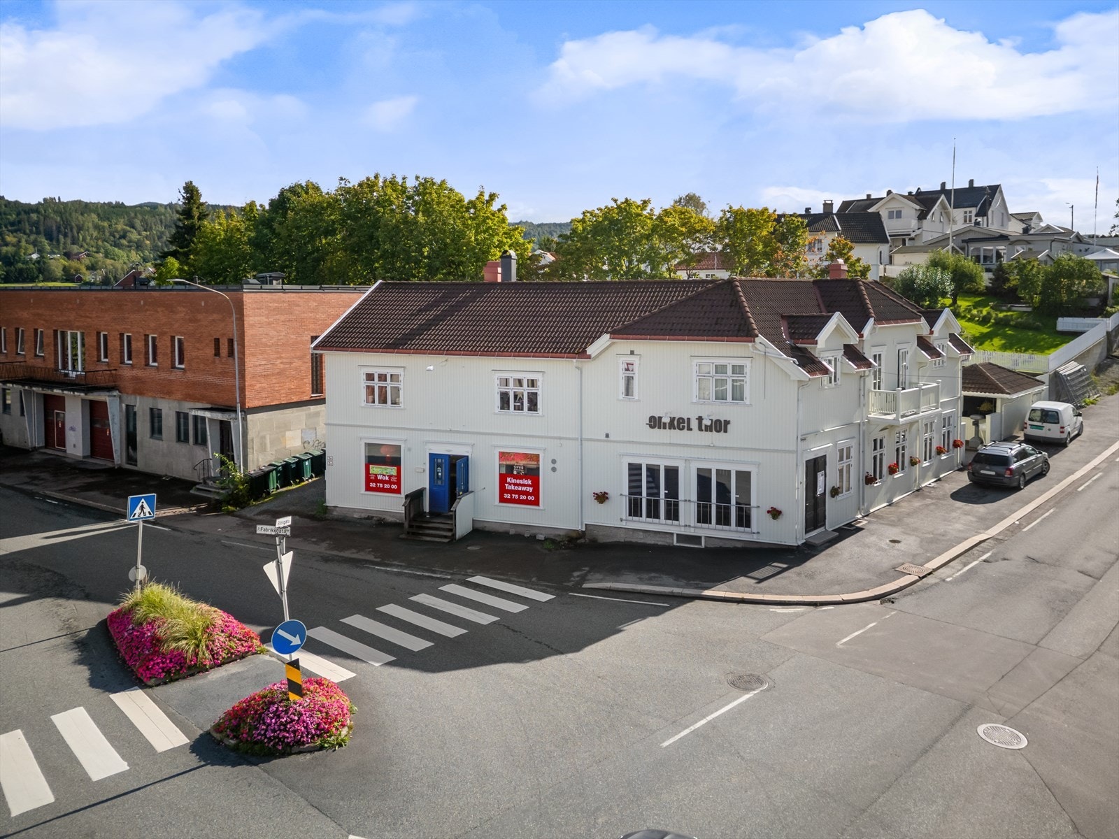 Bygget har en sentral og synlig plassering i gatebildet i Vestfossen. Galleribilde