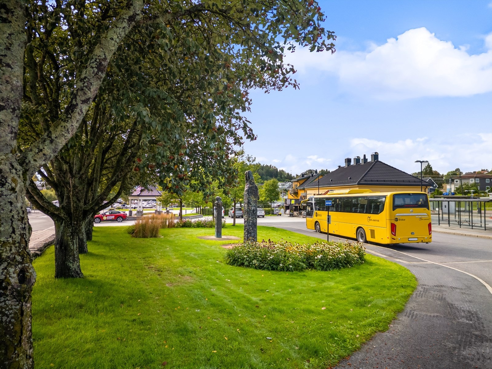 Gode bussforbindelser i området, med flere linjer som betjener Vestfossen. Galleribilde