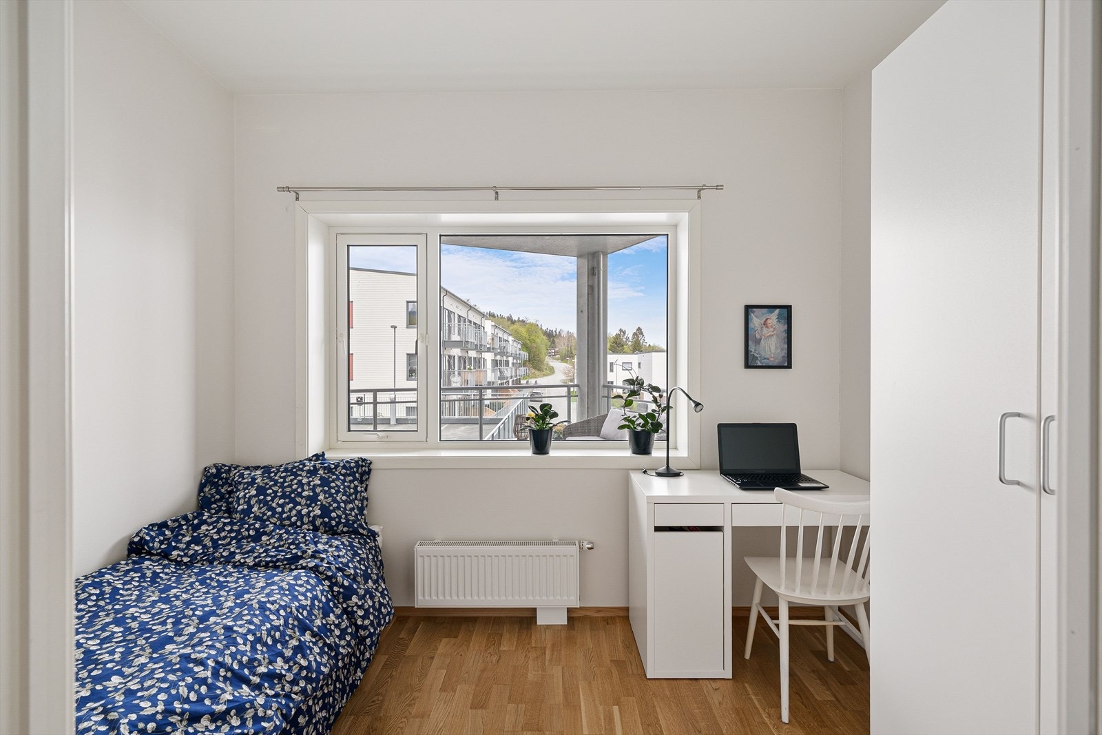 Leilighetens andre soverom på ca. 6,9 kvm og har plass til seng, nattbord, klesskap. Galleribilde