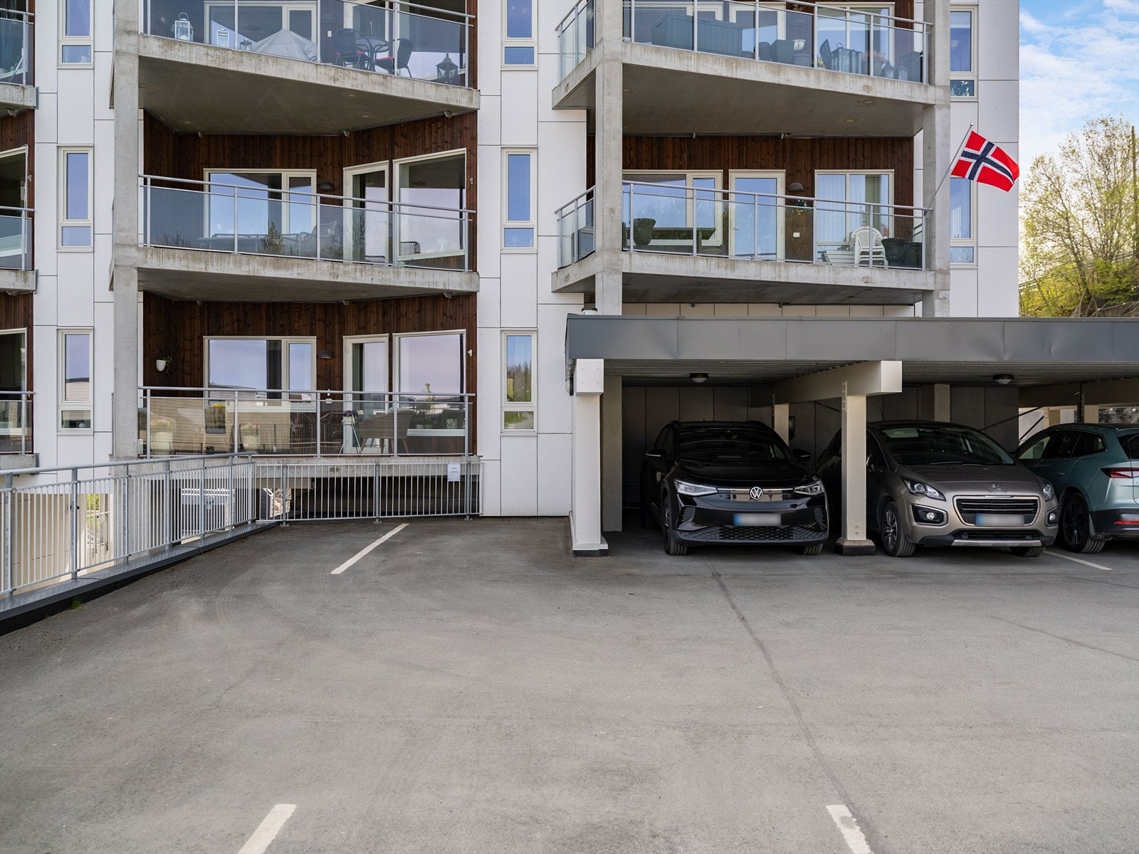 Det medfølger en parkeringsplass i carport. Tilrettelagt for å kunne montere elbillader. Galleribilde