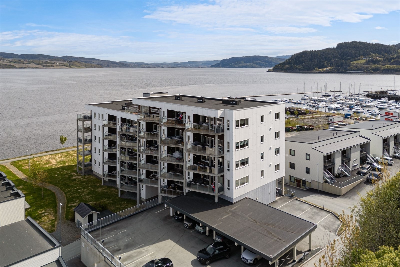Her bor man i fantastiske omgivelser, tett på fjorden og tilrettelagte badeplasser og turstier langs med fjorden og til Børsa sentrum Galleribilde