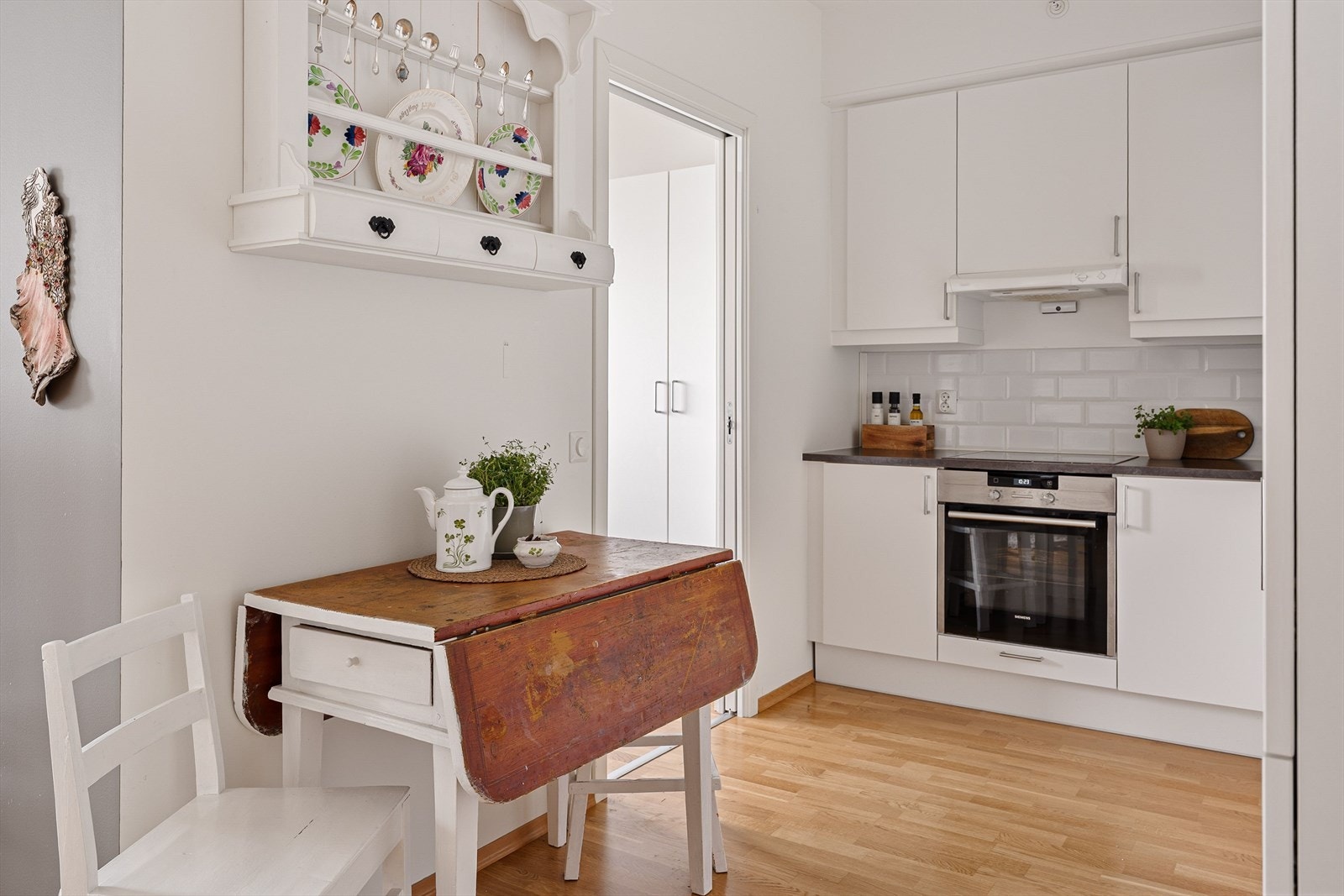 Plass til et lite spisebord hvor du kan nyte en deilig frokost. Galleribilde