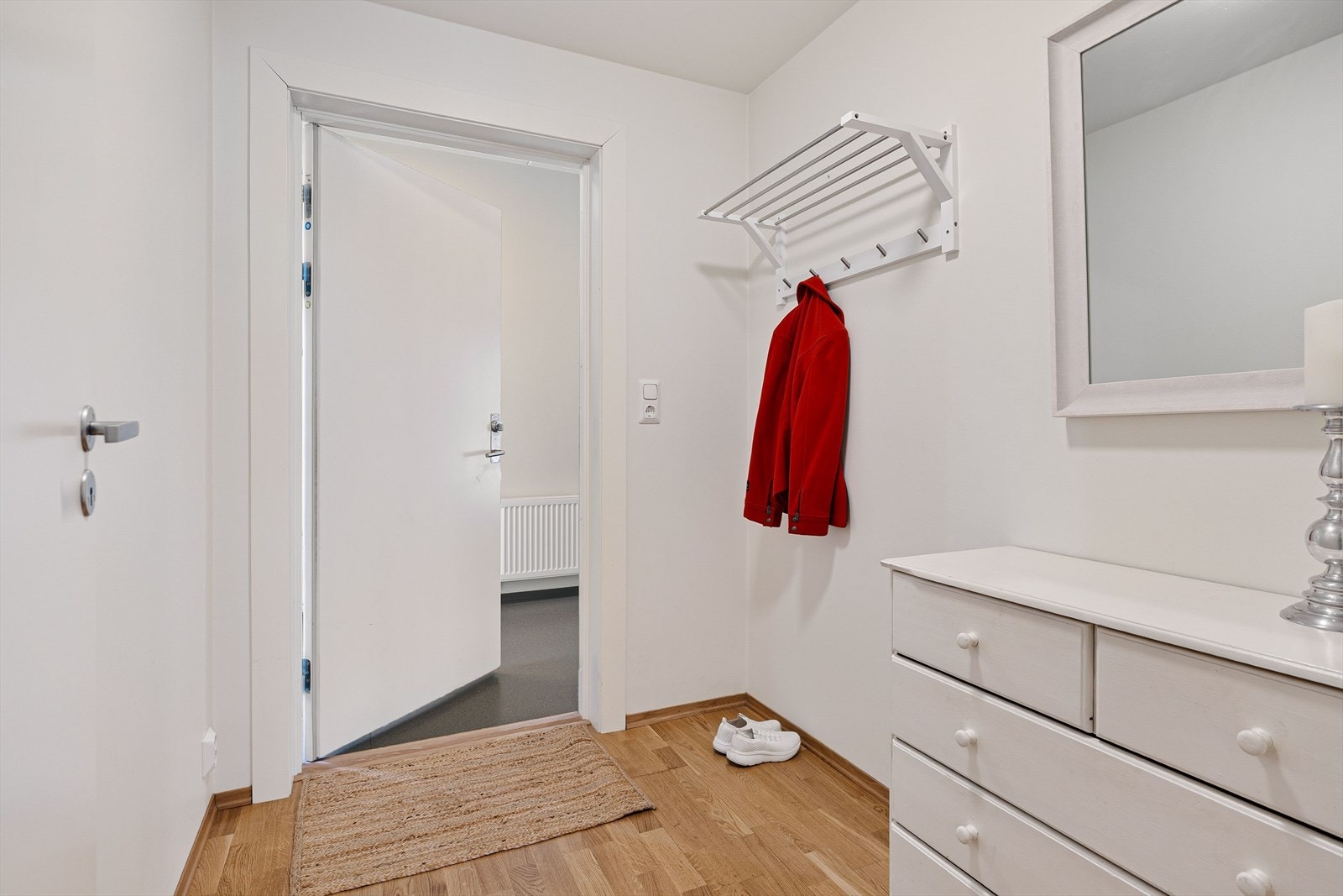 Romslig entree med gode muligheter for sko hylle, kommode og jakke oppheng. Galleribilde