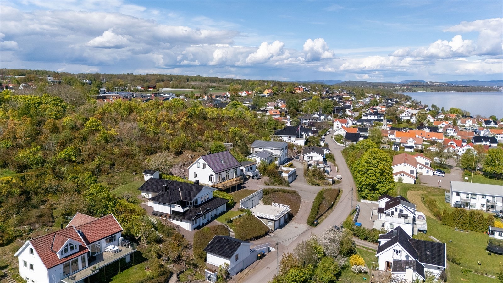 Det er ingen boplikt, hvilket gjør at boligen også utmerket skulle kunne fungere som fritidsbolig. Galleribilde