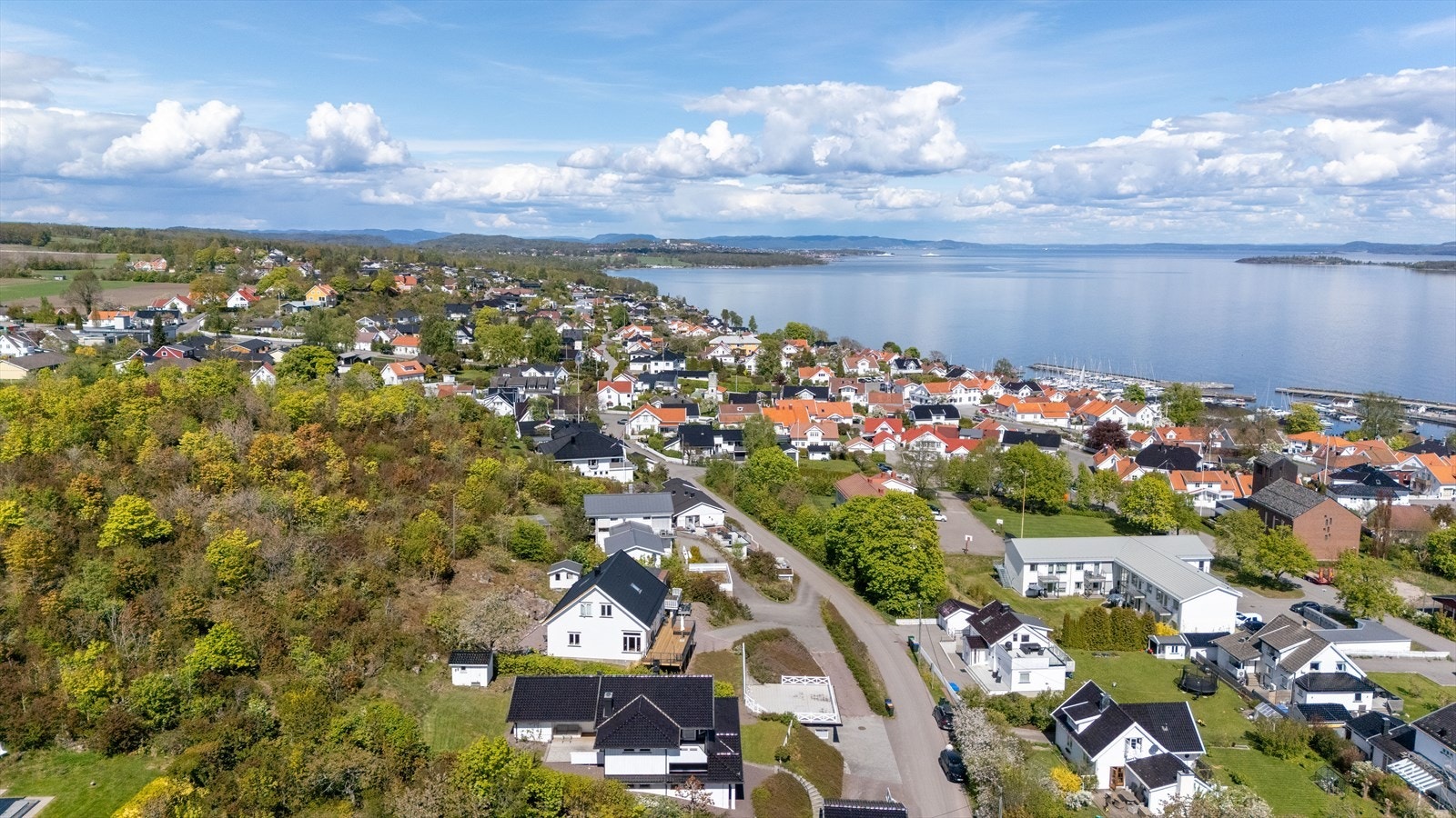 Herfra er det kort gåavstand til barnehage, barneskole, småbåthavn og flott strand. Galleribilde