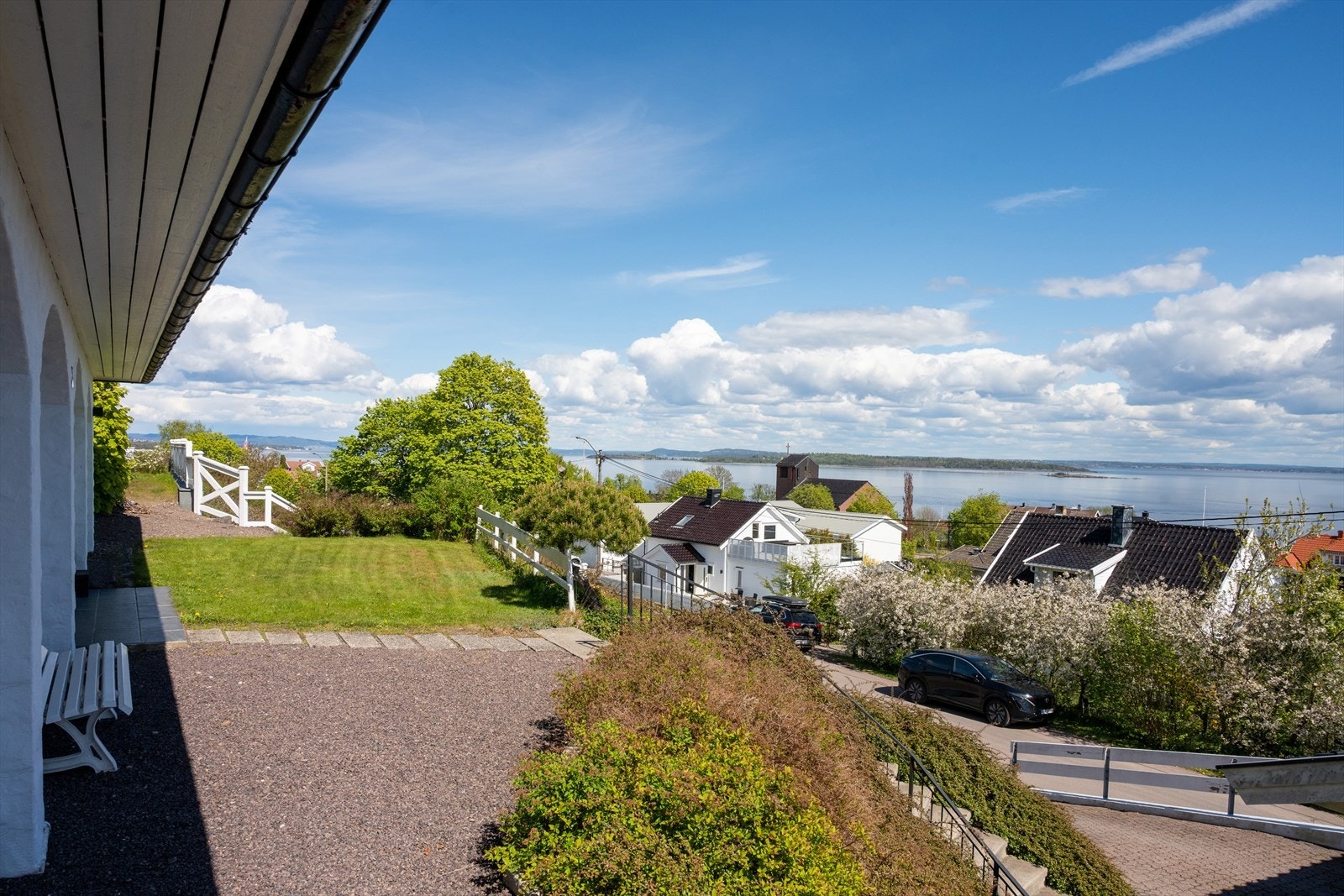 Gårdsplassen er stenlagt, og det er lagt varmekabler i kjørefeltet. Den flotte trappen opp til inngangspartiet har også varmekabler. Galleribilde