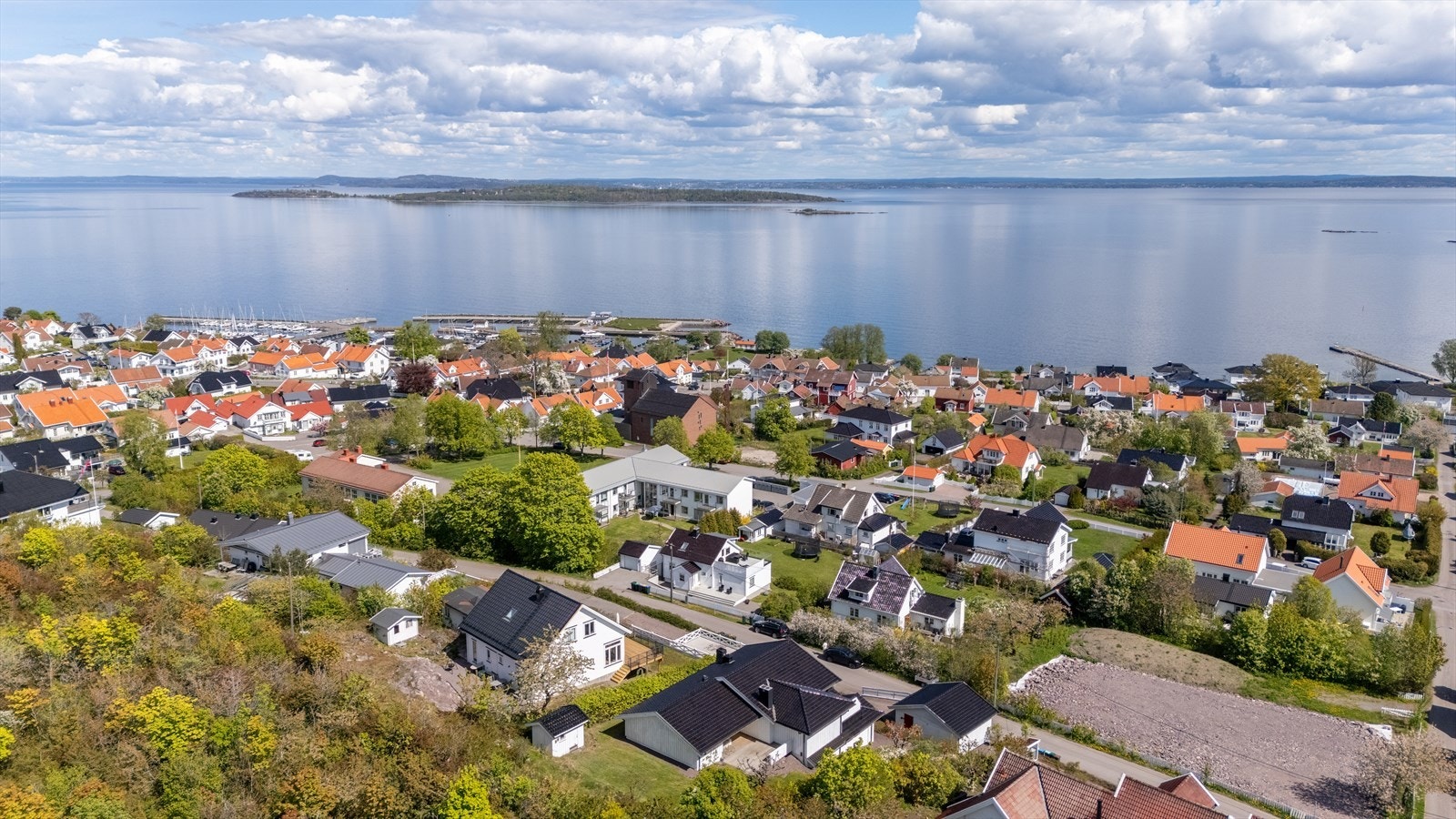 En innholdsrik enebolig med en fantastisk beliggenhet i en rolig og sjarmerende gate i idylliske Åsgårdstrand. Galleribilde