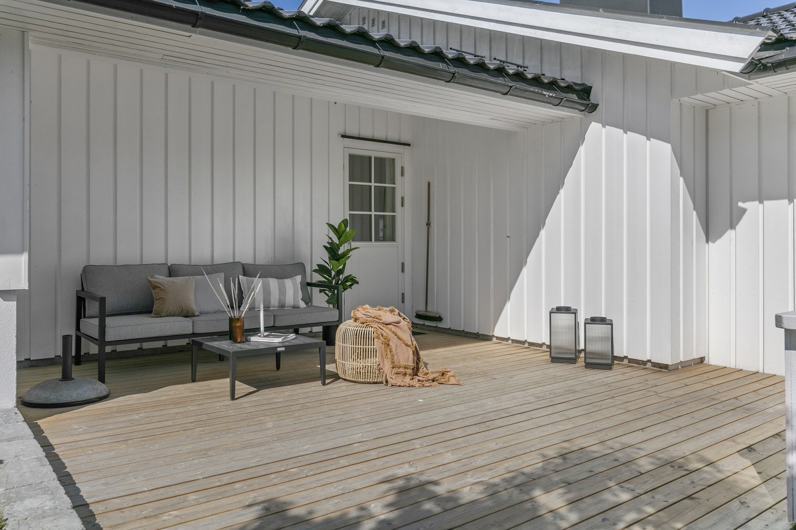 Uteplassen som vender mot hagen i bakkant av boligen har god plass til utemøblement og hyggelig beplantning. Galleribilde
