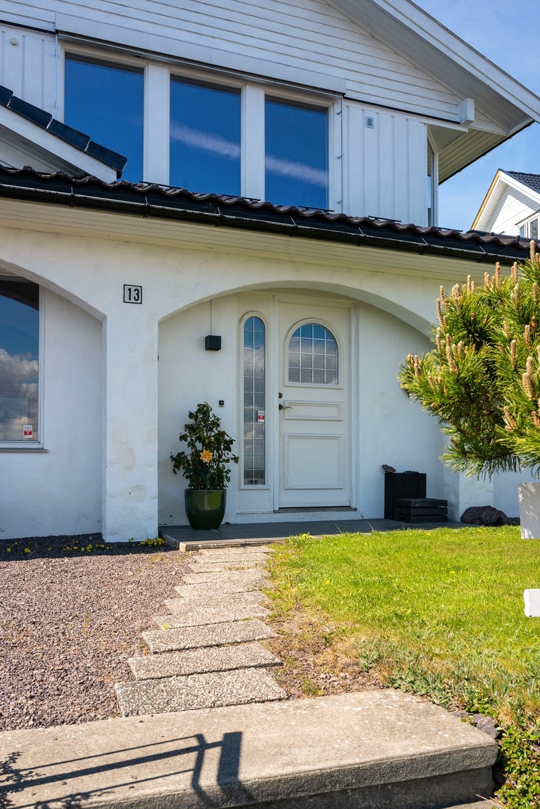 Det hyggelige inngangspartiet bidrar til en hyggelig velkomst og et godt førsteinntrykk! Galleribilde