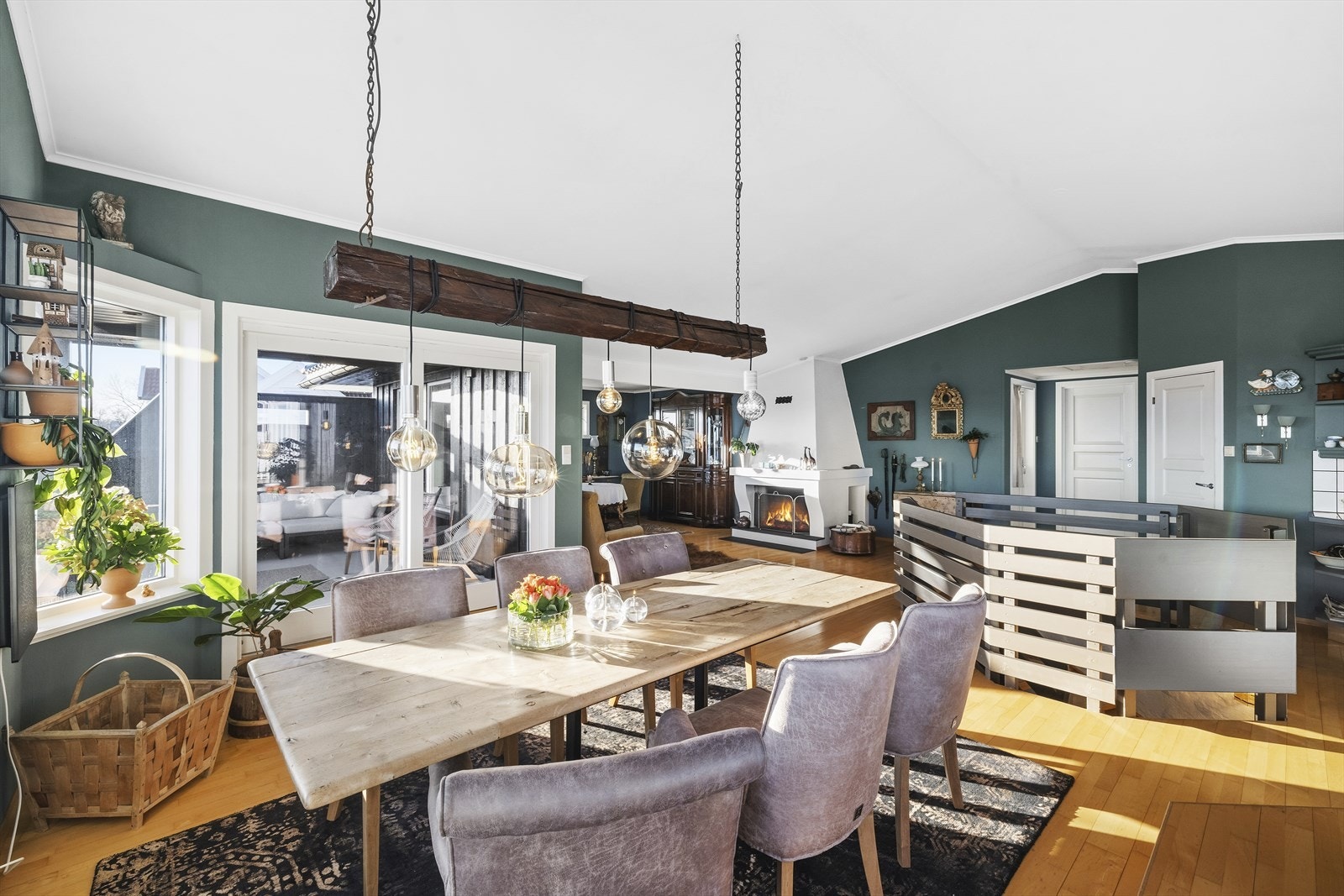 Overflatene er malt i en moderne fargetone mot lysmalt, slett himling. Galleribilde
