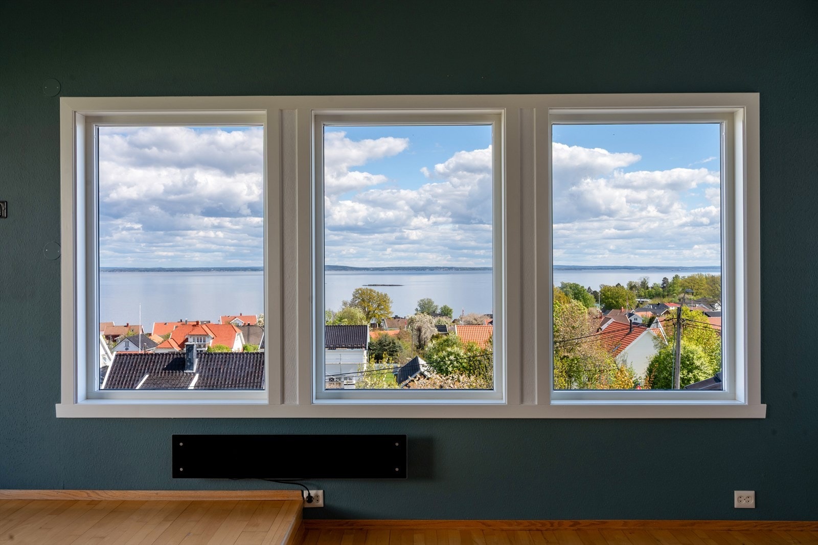 En innholdsrik enebolig med en fantastisk beliggenhet i en rolig og sjarmerende gate i idylliske Åsgårdstrand. Galleribilde
