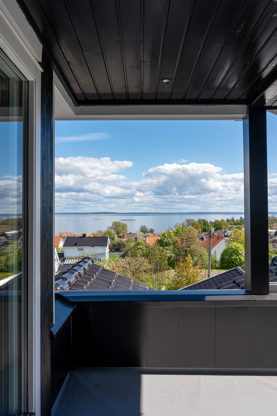 Den er delvis overbygget som gir en lun og skjermet plass med gode møbleringsmuligheter. Galleribilde