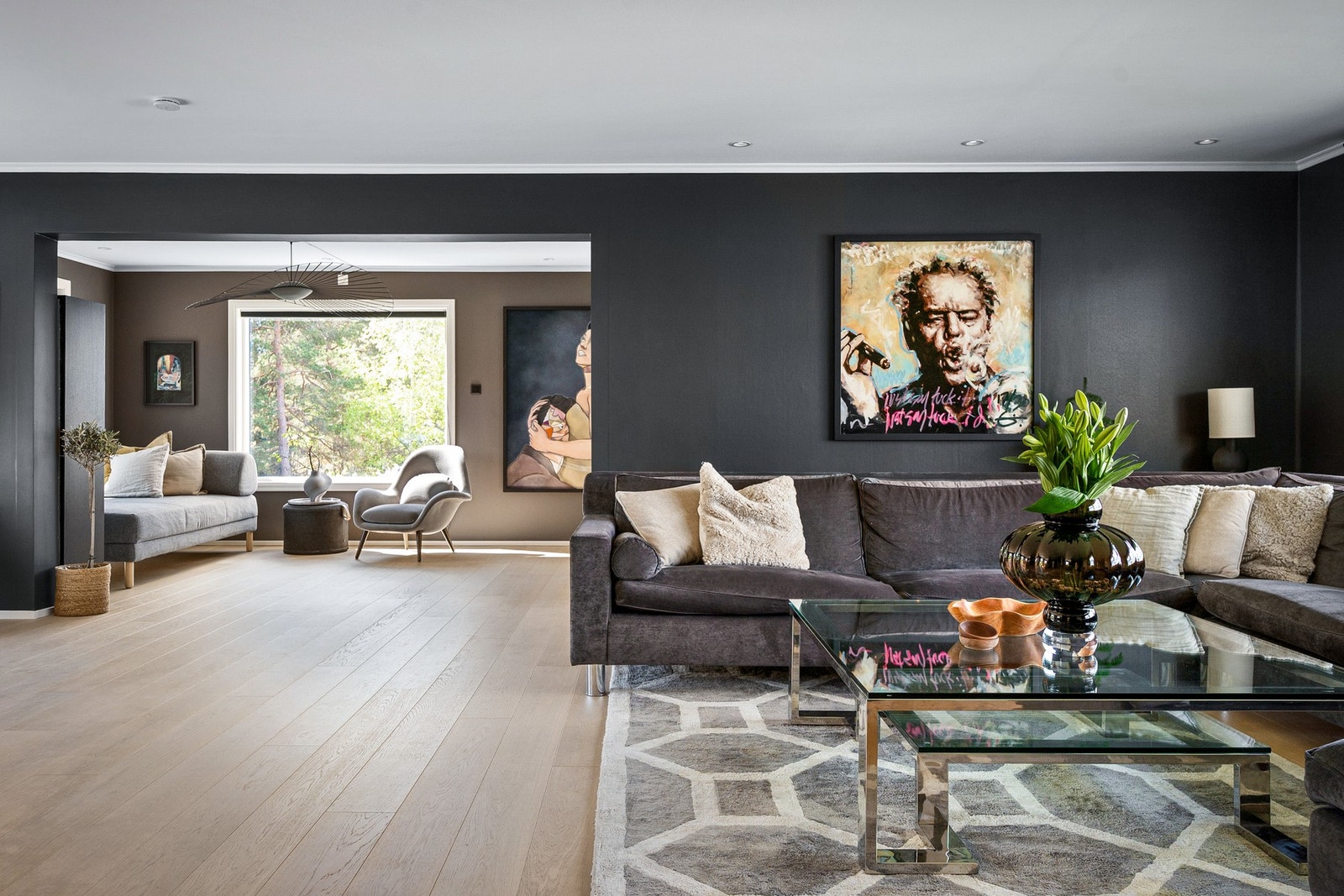 Huset har en velfungerende planløsning med god plass til hele familien og flotte, tilgjengelige og opparbeidede uteplasser med gode solforhold. Galleribilde