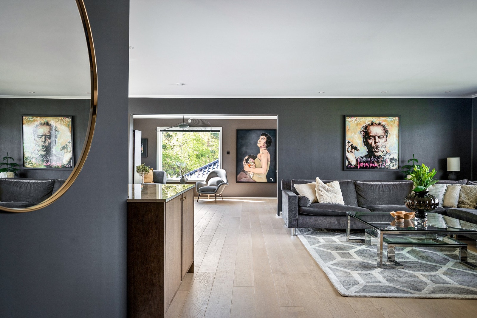 Boligen er over to plan med stuer og bad i hver etasje og god plass på soverommene. Galleribilde