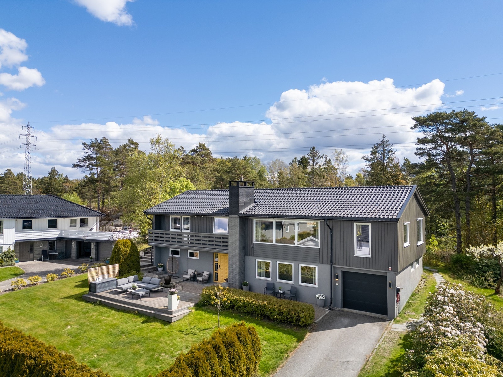 Boligens taksteinen ble overflatebehandlet i 2018. Galleribilde
