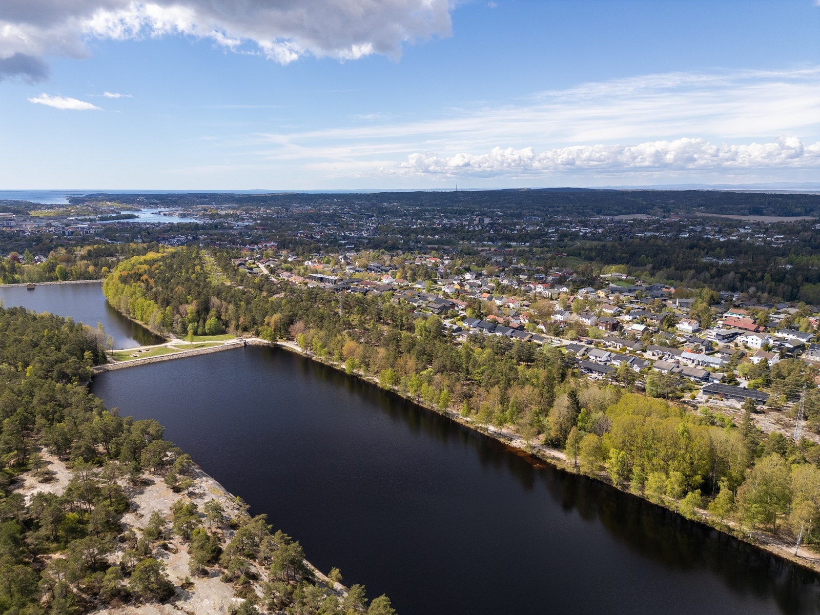 Herfra er det fin natursti, gang- og sykkelvei, til både barnehager, skoler for ulike alder og sentrum med jernbanestasjonen. Galleribilde