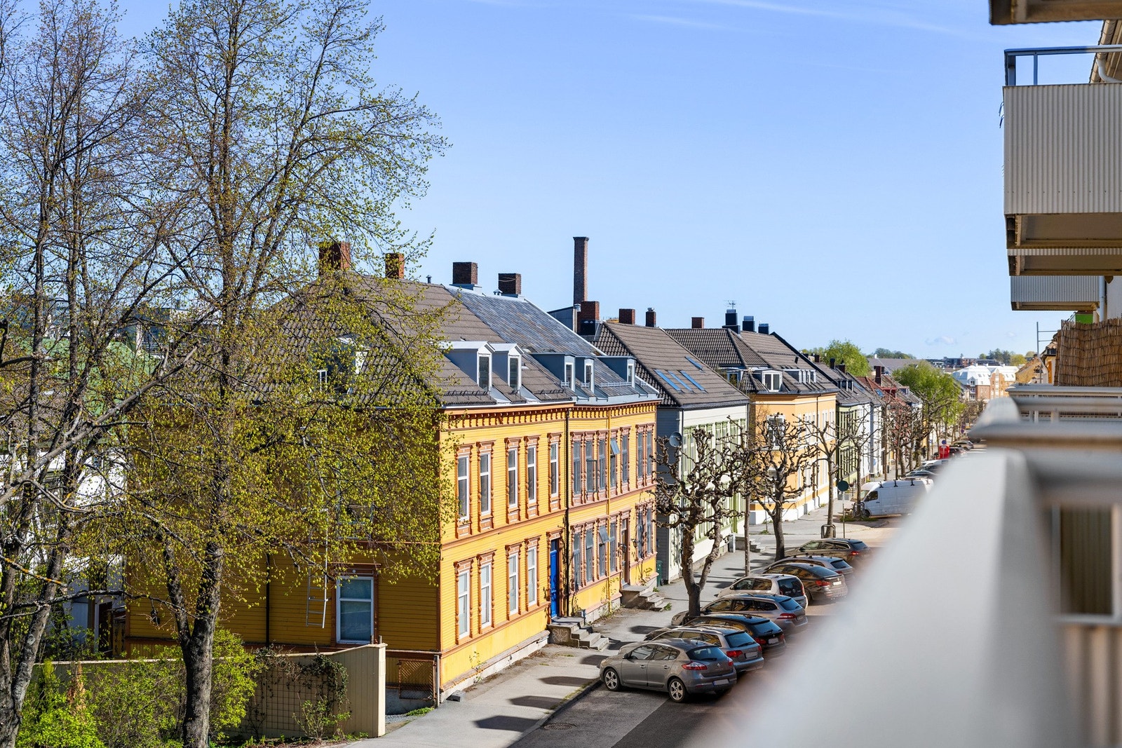 Selve leiligheten har en fantastisk beliggenhet i 3.etasje noe som fører til utmerket utsyn fra stuen og balkongen. Galleribilde