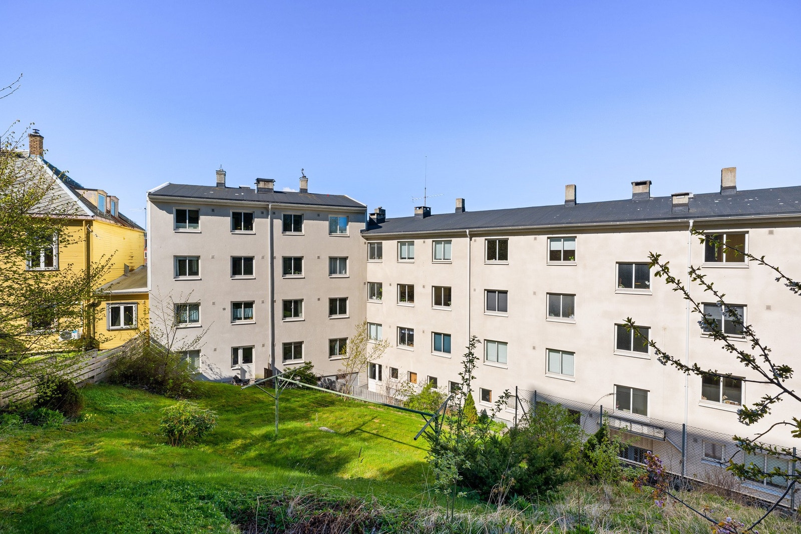 Romslig og rolig bakgård. Kun et par min. gange til Kristiansten festning med flotte grøntareal og utsikt mot byen og Nidarosdomen. Galleribilde