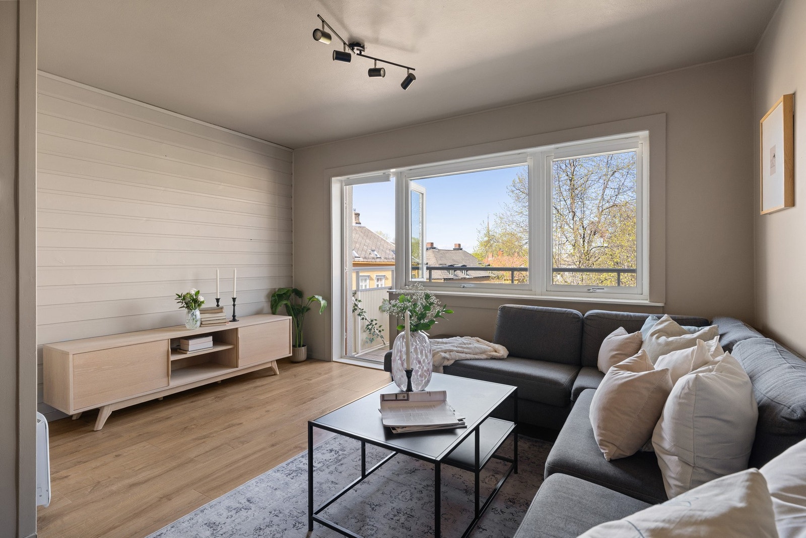 Store vindusflater som slipper inn rikelig med naturlig lys og har utgang til romslig, solrik balkong med flott utsikt. Galleribilde