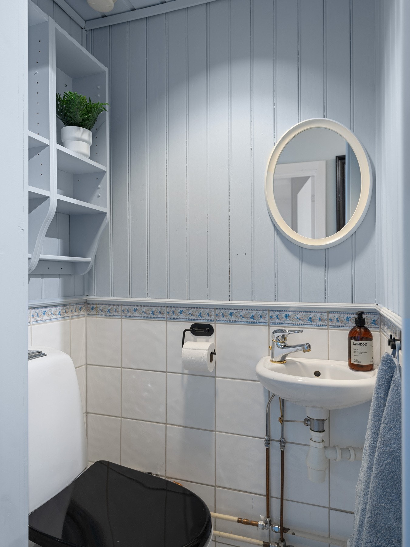 Separat WC vegg-i-vegg med baderommet. Galleribilde