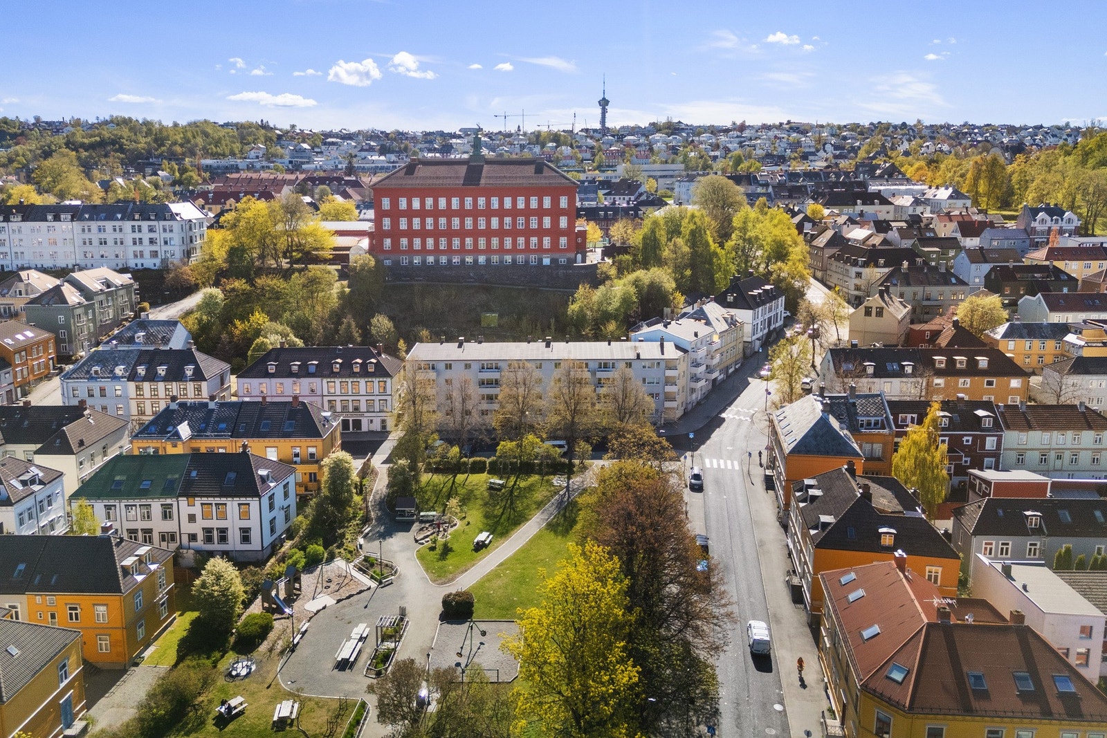 Meget sentral beliggenhet med ca. 3 minutters gange til Solsiden, og en kort spasertur til Trondheim sentrum med alle dets fasiliteter. Galleribilde