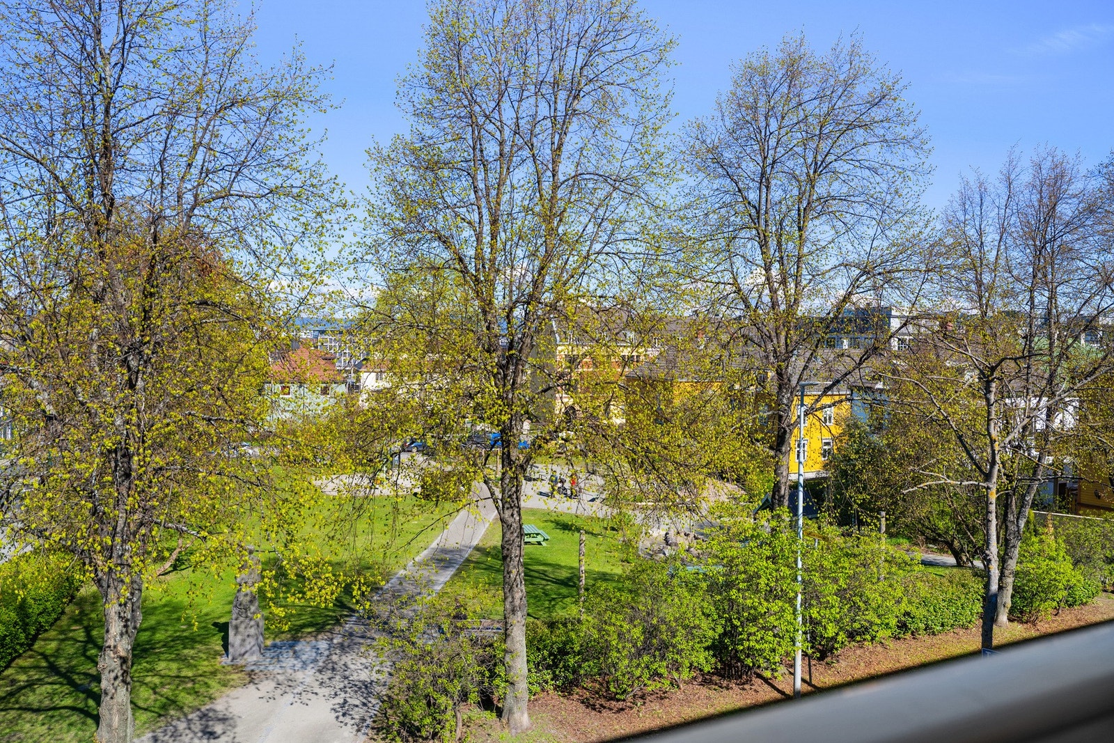 Leiligheten vender ut mot Thronæsparken, slik at man ikke har noe bygg direkte foran. Ingen innsyn i leiligheten. Galleribilde