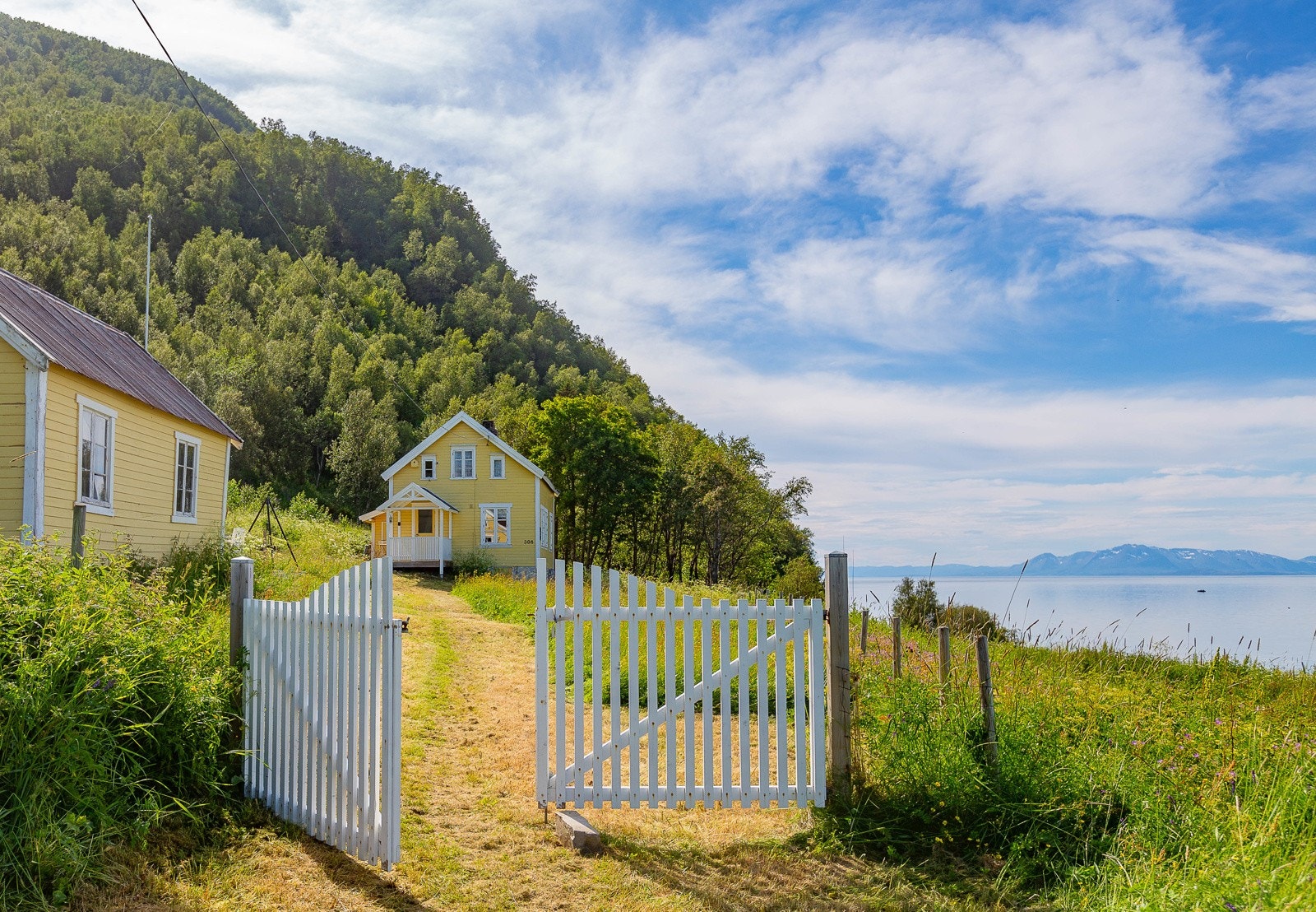 Idyllisk småbruk /fritidseiendom på yttersiden av Dyrøya Galleribilde