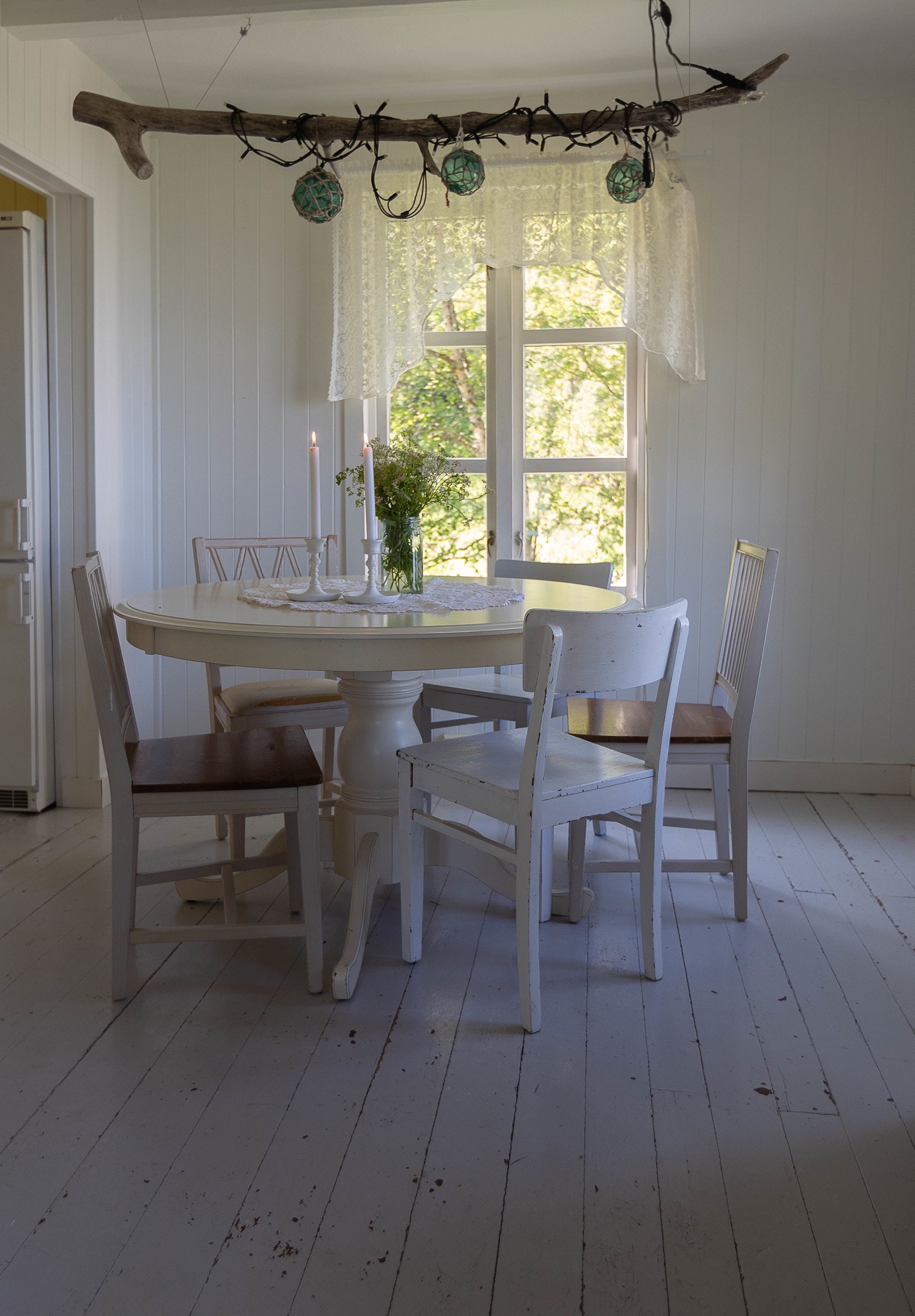 Koselig spisestue. Møblene følger med. Galleribilde