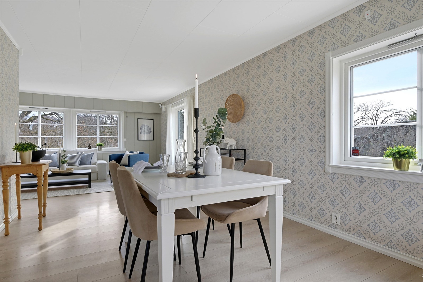 Vinkelstue med utgang til uteplass Galleribilde
