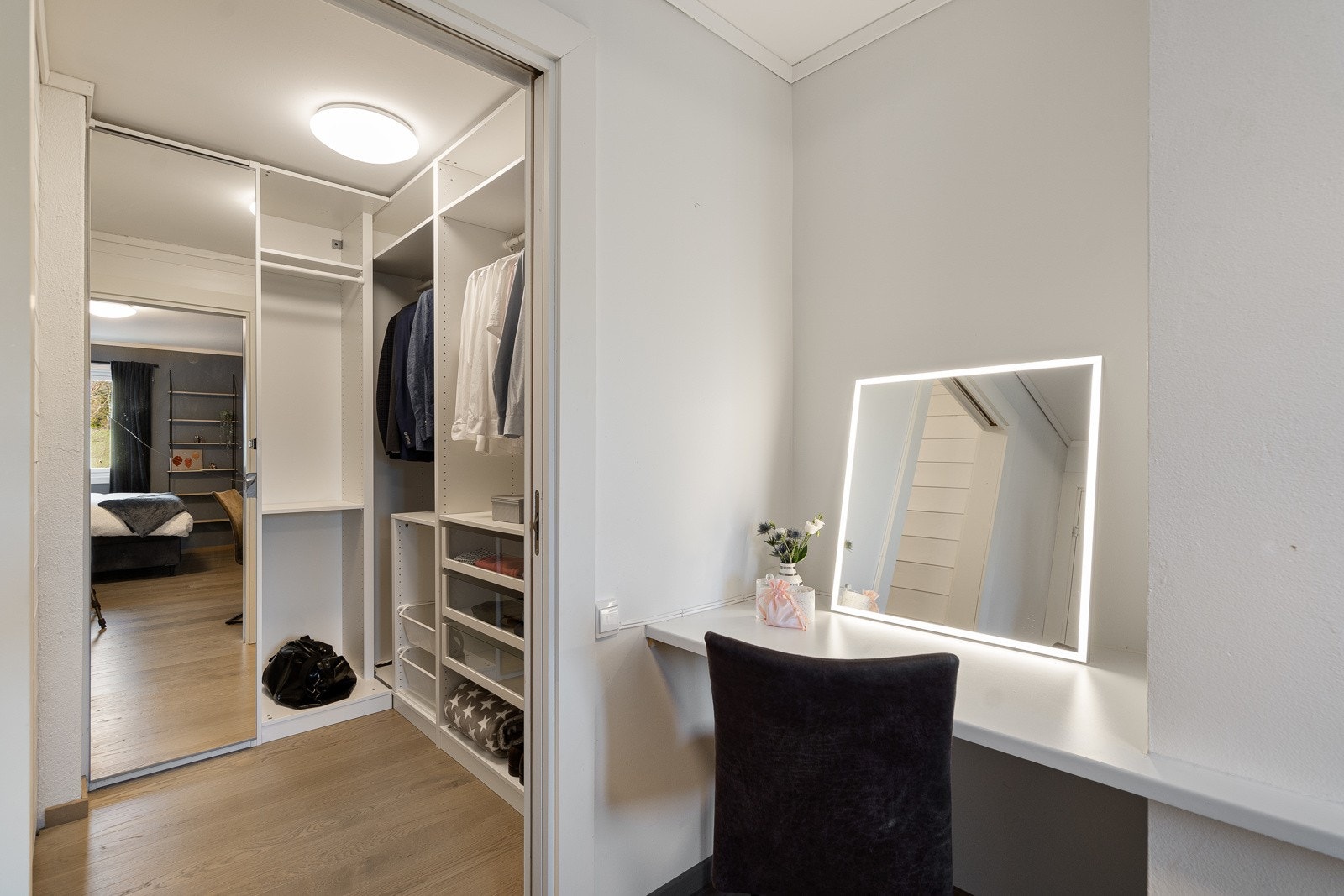 Soverom 2 med egen klesgarderobe Galleribilde