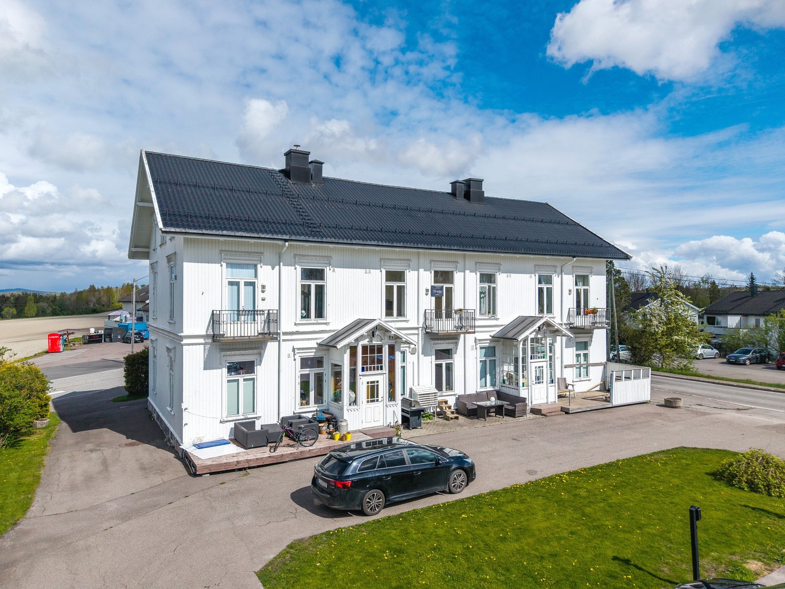 Det medfølger også parkeringsplass på sameiets tomt. Ladestolpe står klar, men ladeboks må bekostes av ny eier Galleribilde