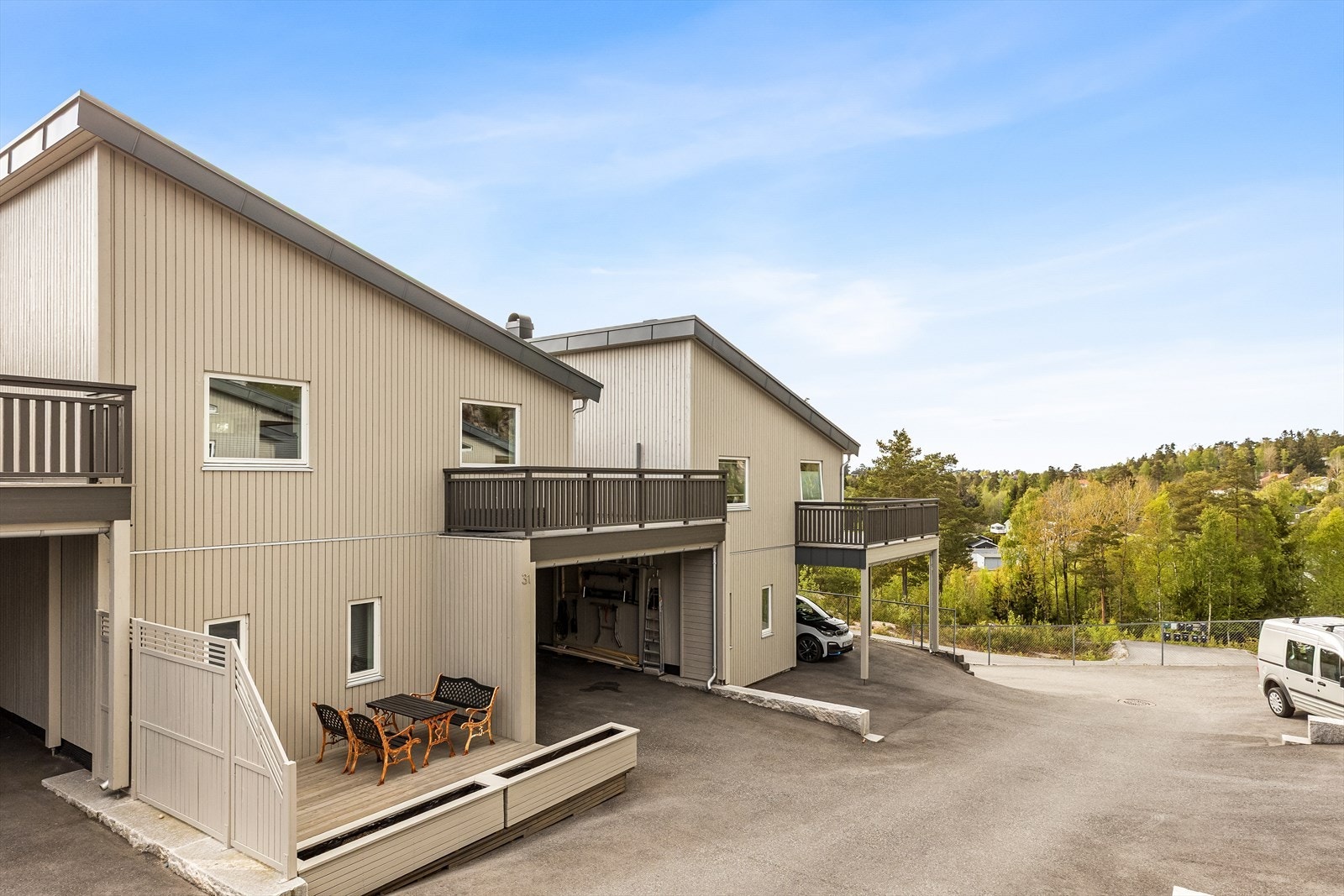 Boligene ligger i rekke med uteplass i mellom hver andel. Galleribilde