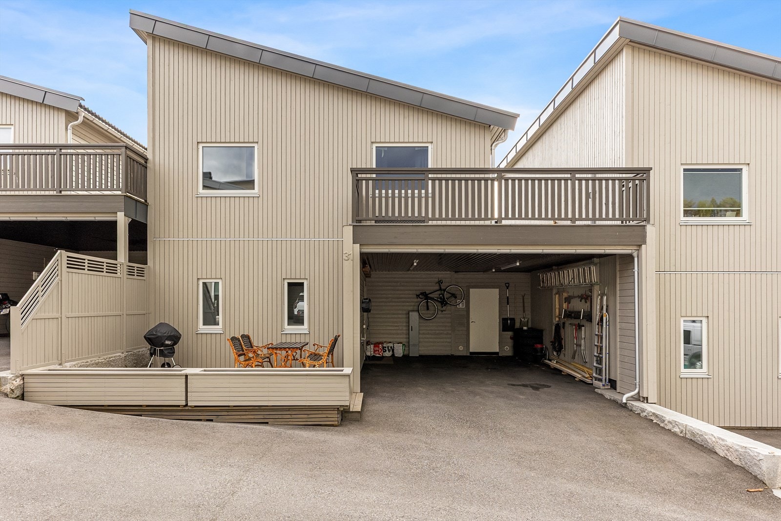 Brukervennlig carport med innvendig sportsbord. Galleribilde