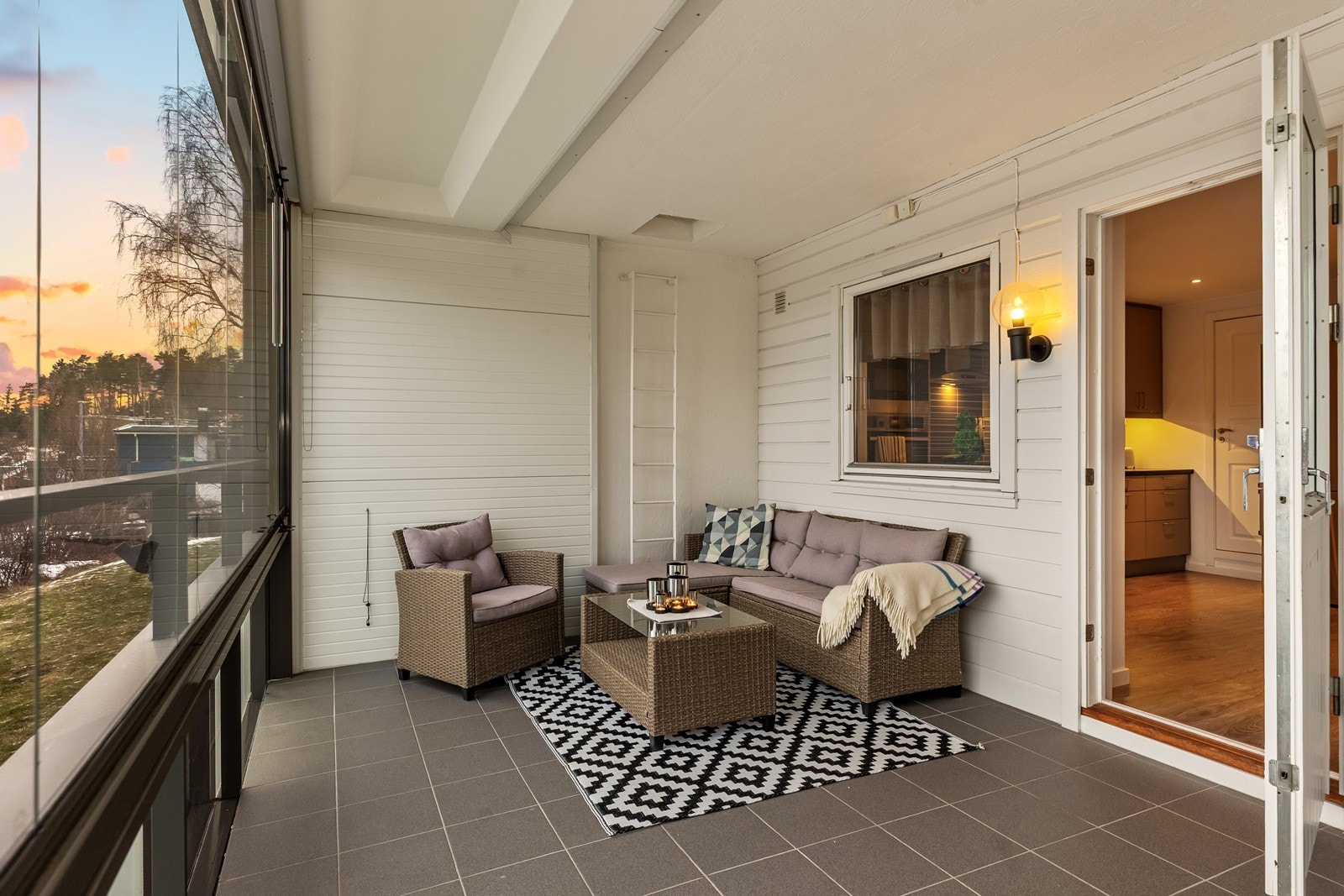 Verandaen fungerer som et lunt og skjermet uterom med plass til en sittegruppe. Galleribilde