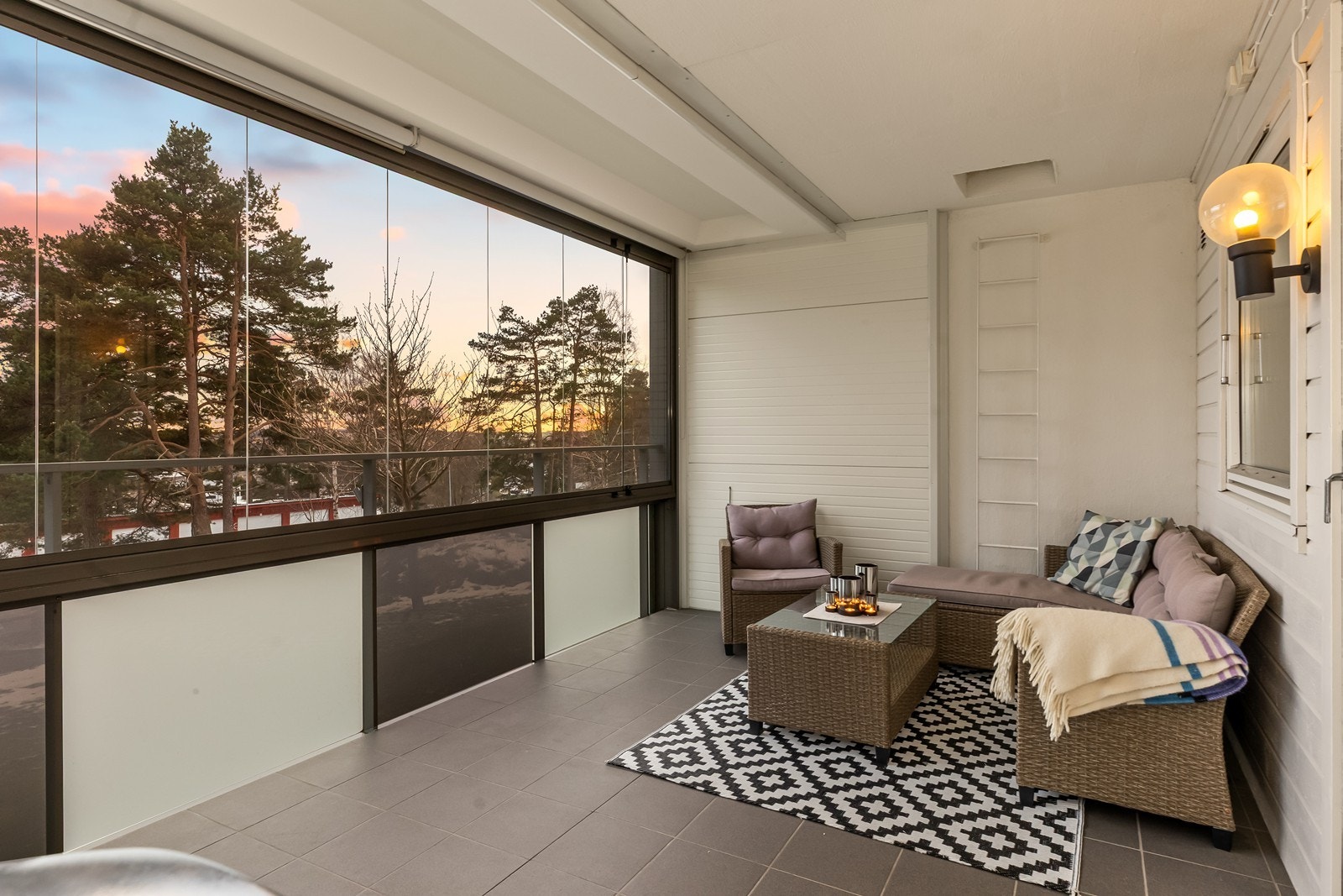 Innglasset veranda som utvider stuen og kan nytes store deler av året. Galleribilde