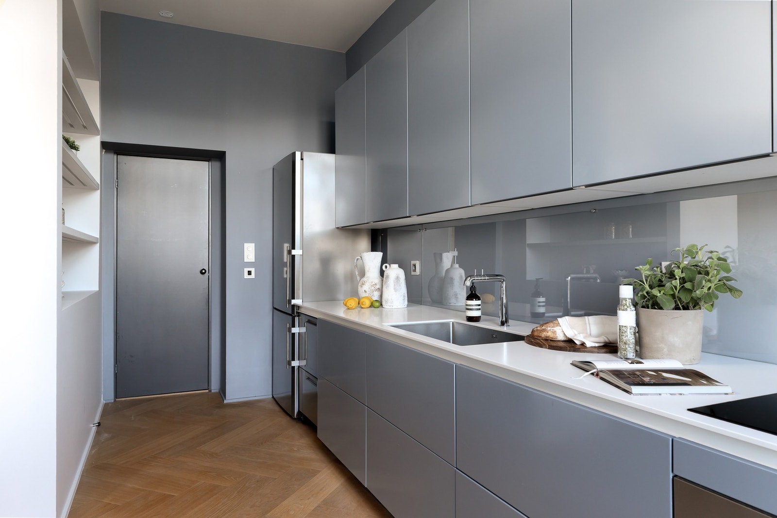 Kjøkkenet har to stekeovner og koketopp fra Miele, to oppvaskmaskiner fra Fisher & Paykel, XL-kjøleskap fra Liebherr, stor vask og rikelig med skapplass. Galleribilde