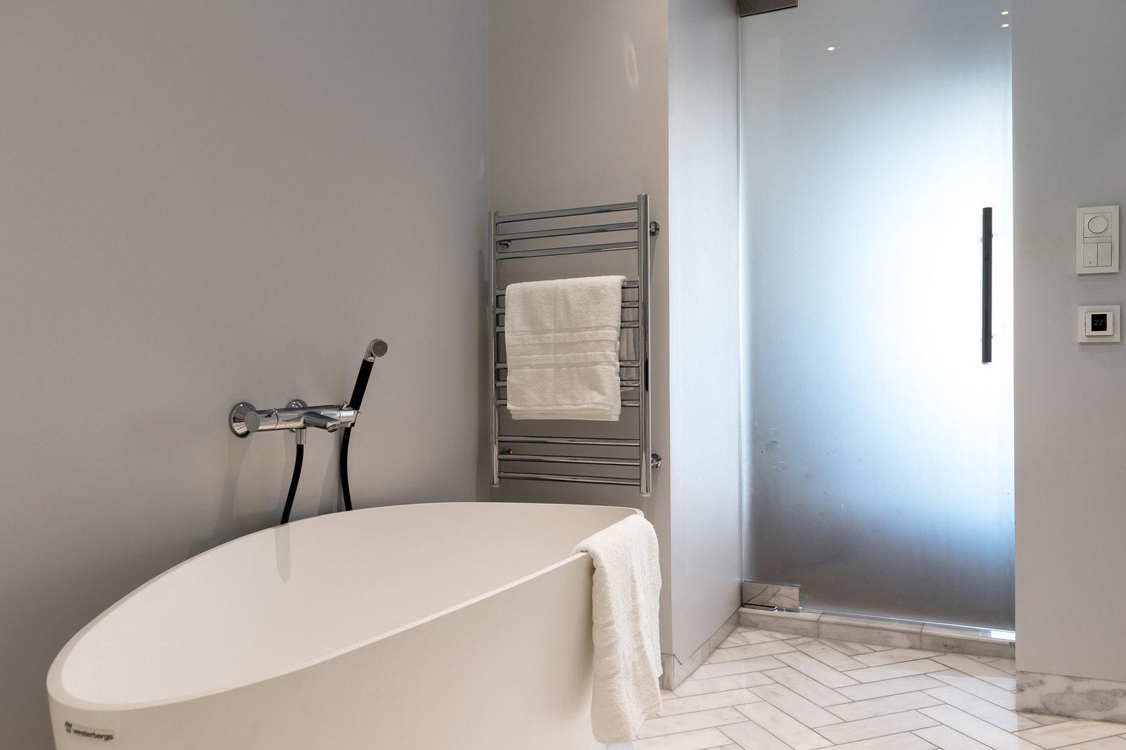 Frittstående badekar bidrar til en behagelig spa-følelse på badet. Galleribilde