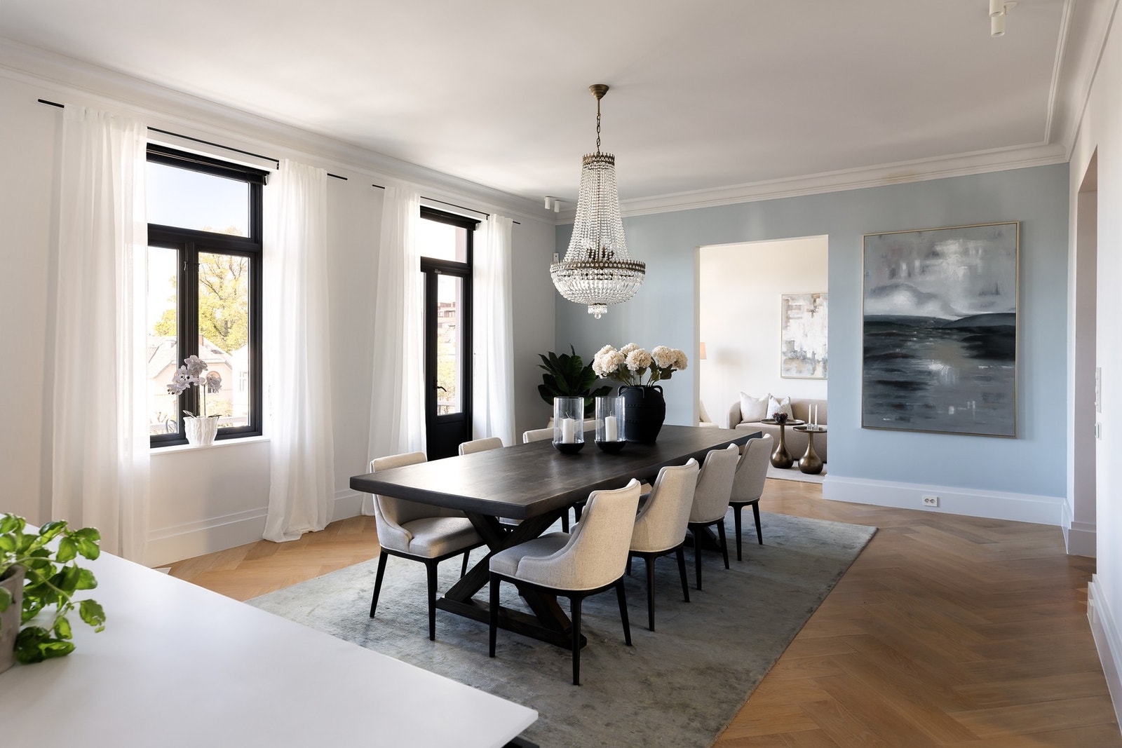 Romslig, lys og med en elegant atmosfære som gjør den like egnet til hverdagsmiddager som større sammenkomster. Galleribilde