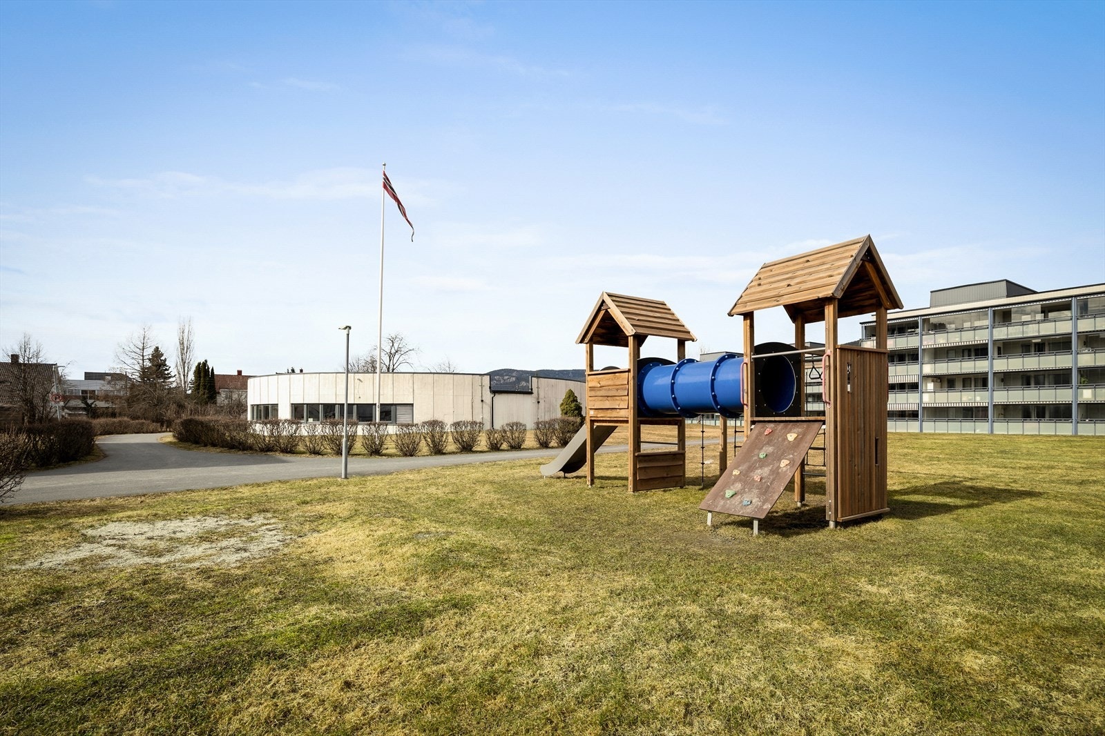 Fine fellesarealer for beboerne. Alle har krav på parkeringsplass/garasjeplass på fellesområdet. Galleribilde