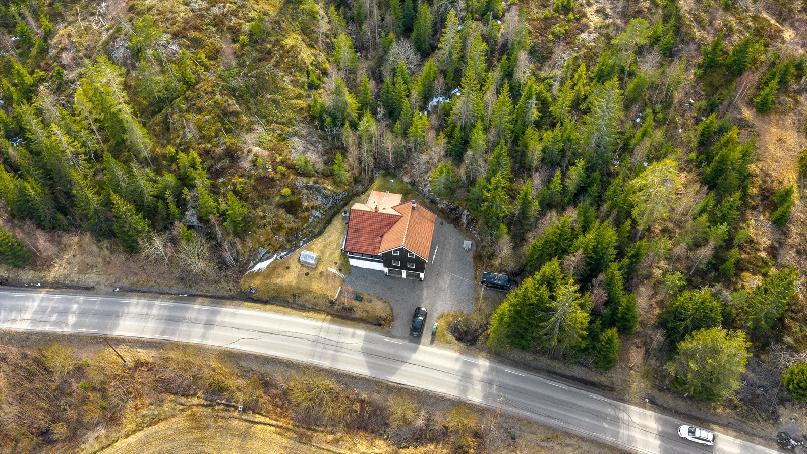 Boligen har en meget fin og landlig beliggenhet på Holter i Nannestad kommune. Galleribilde