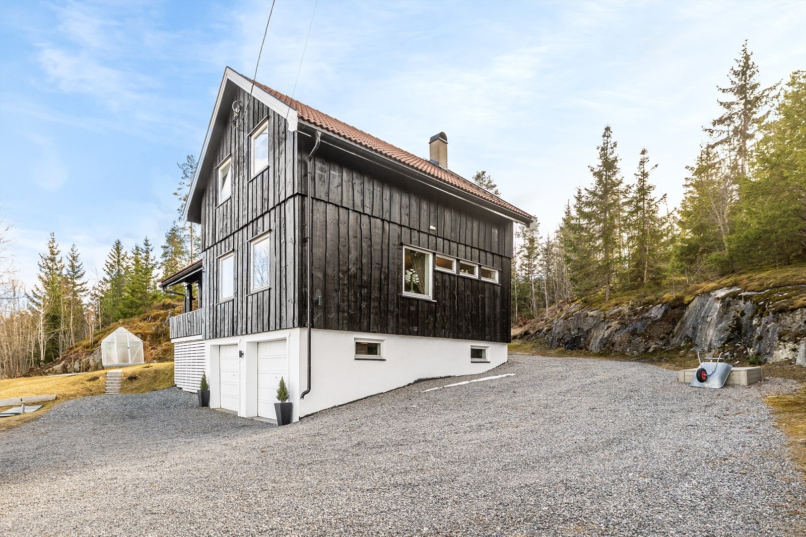 Bolighuset gård over tre etasjer, med dobbel garasje i underetasjen. Galleribilde