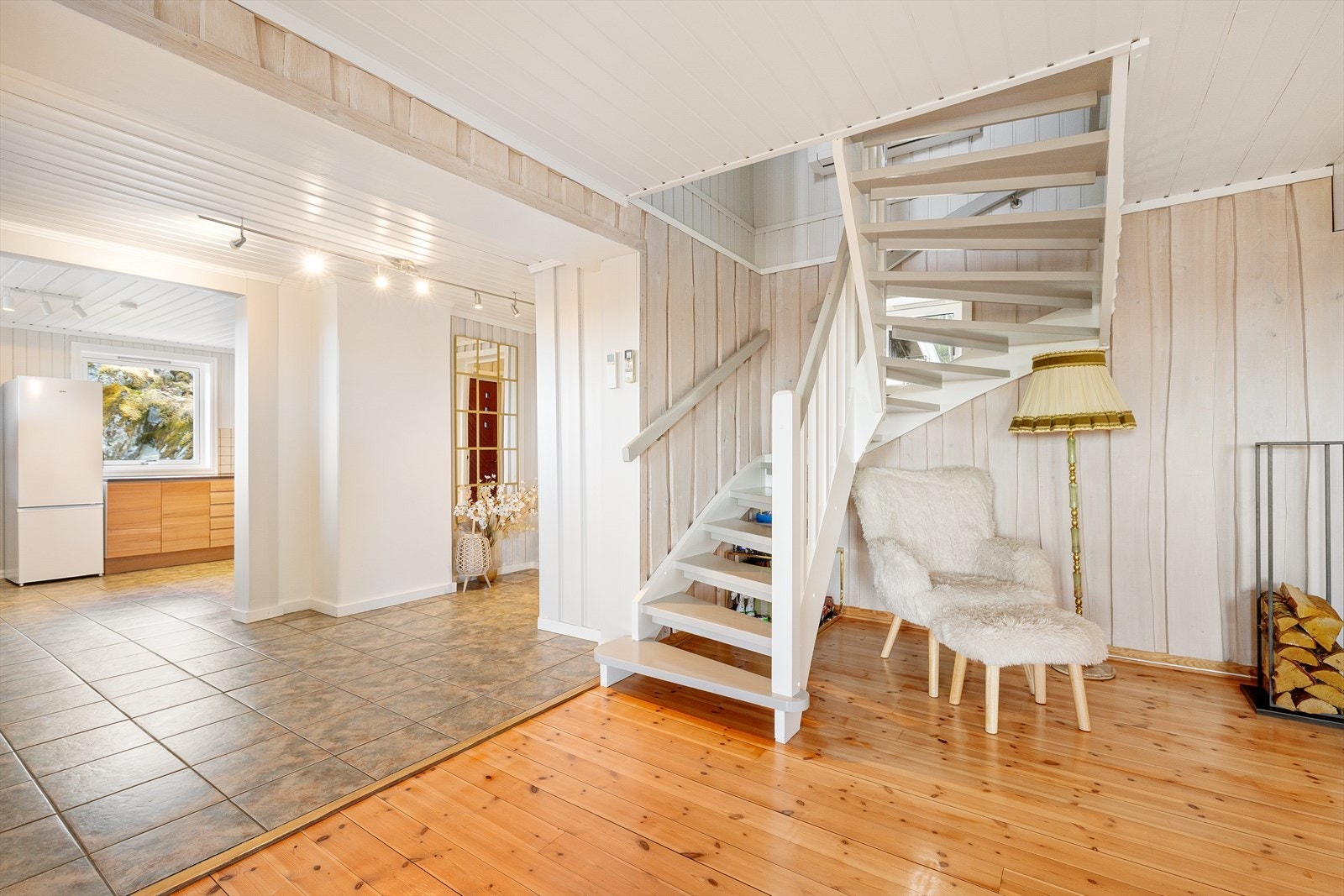 Det er også oppvarming via varmepumpe på vegg i trappen, som gir en god varme til hele huset. Galleribilde