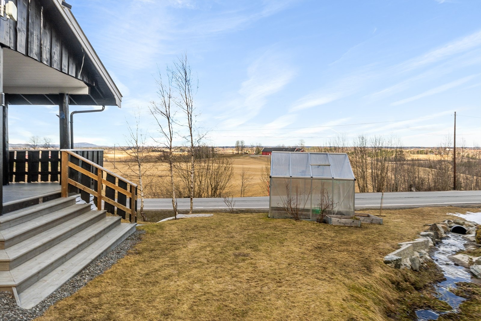 Hage med plen og drivhus. Galleribilde